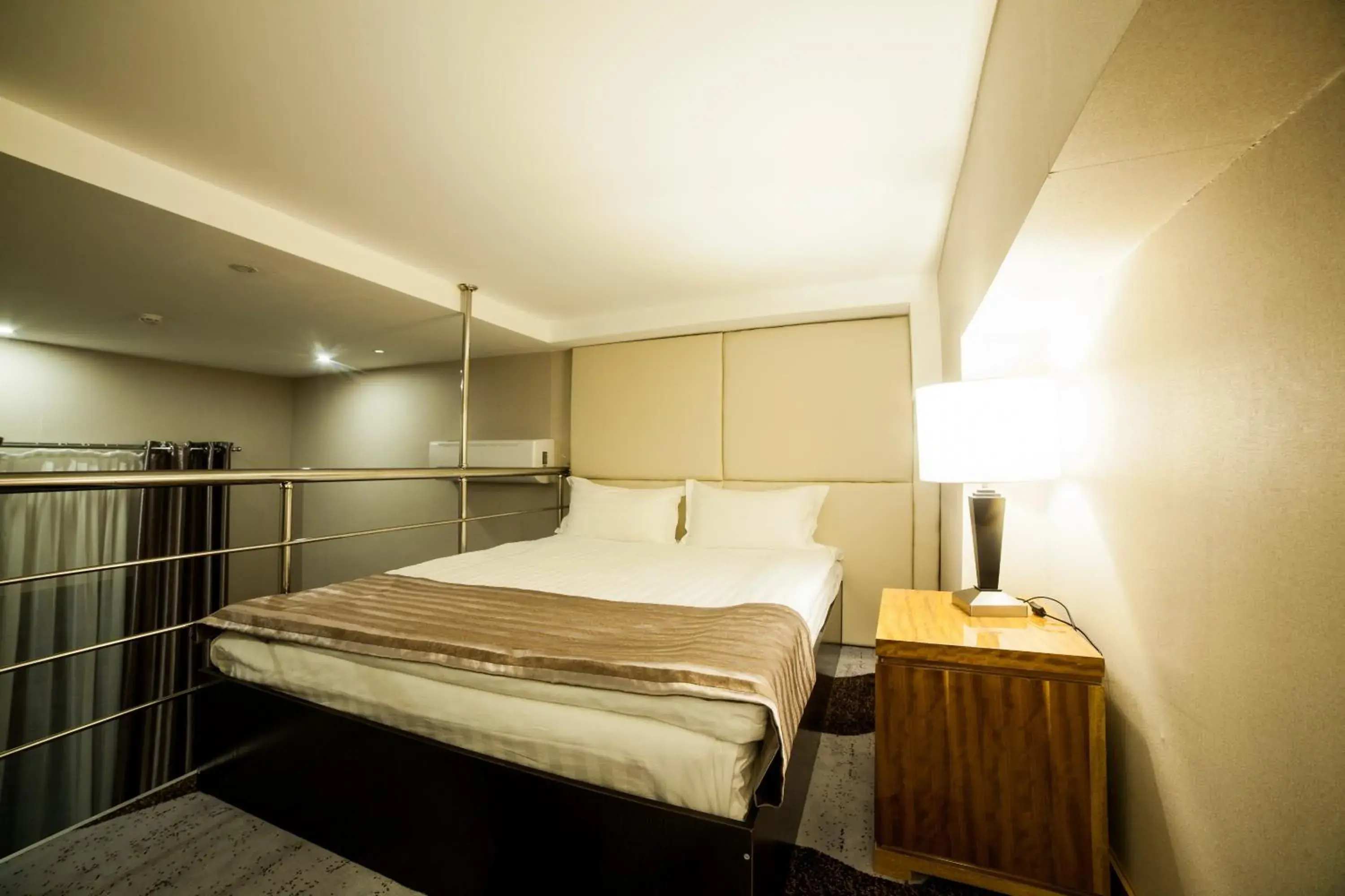 Bedroom, Bed in Absolute Hotel Bedroom, Bed in Absolute Hotel