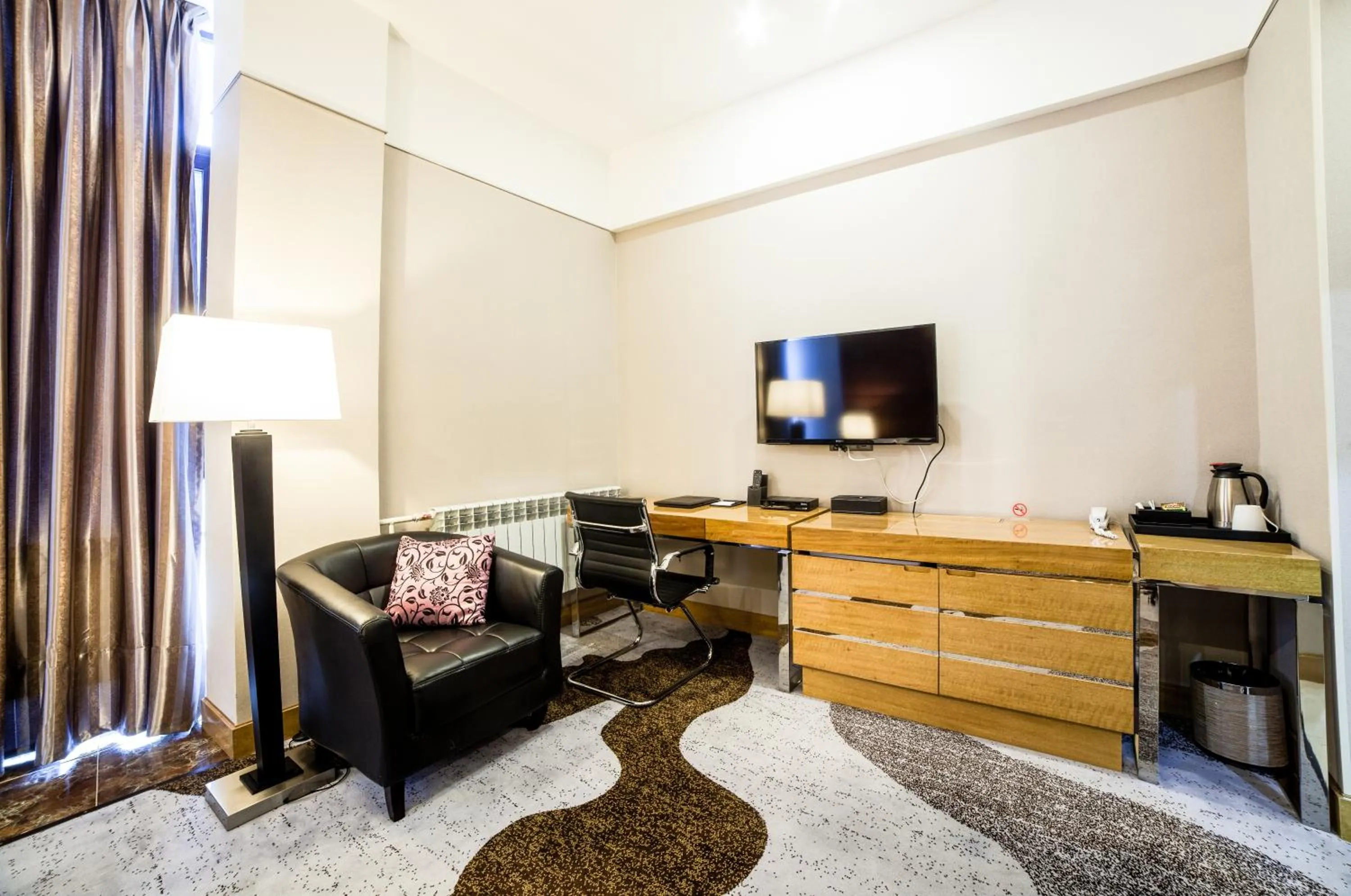 Photo of the whole room in Absolute Hotel