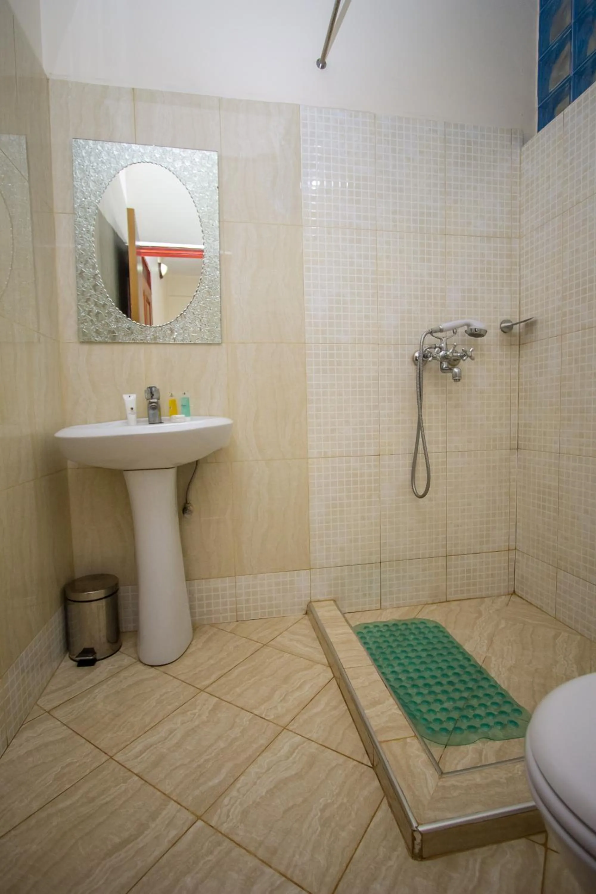 Restaurant/places to eat in Grand Global Hotel