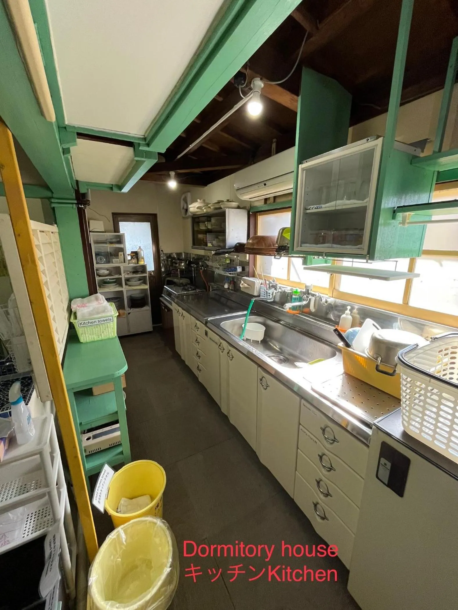 Kitchen or kitchenette in Dormitory Sandanya Guesthouse