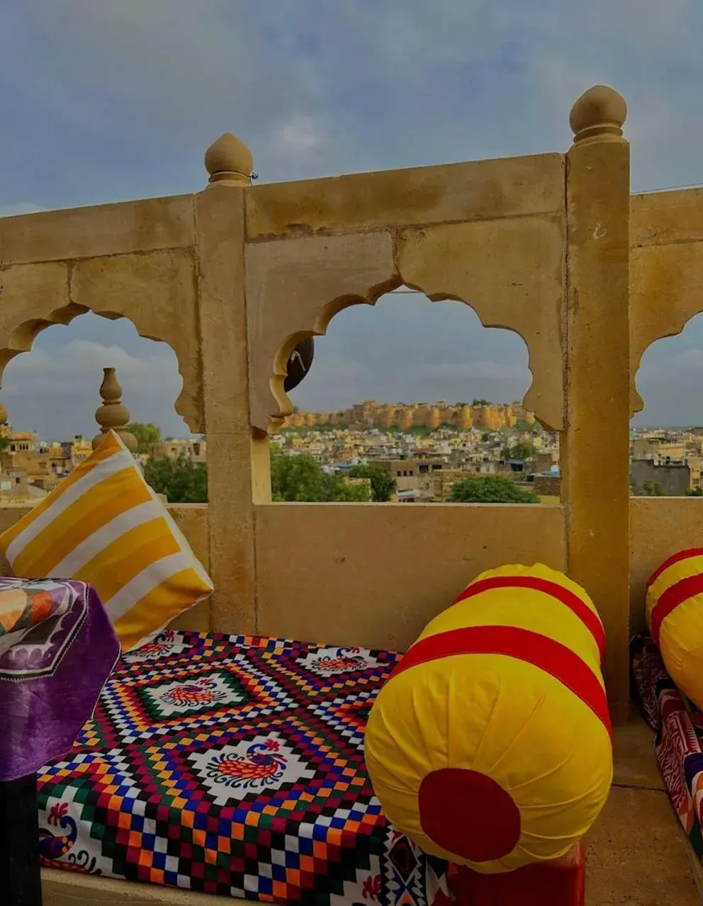 Restaurant/places to eat, Bed in Golden Marigold Hotel Restaurant/places to eat, Bed in Golden Marigold Hotel