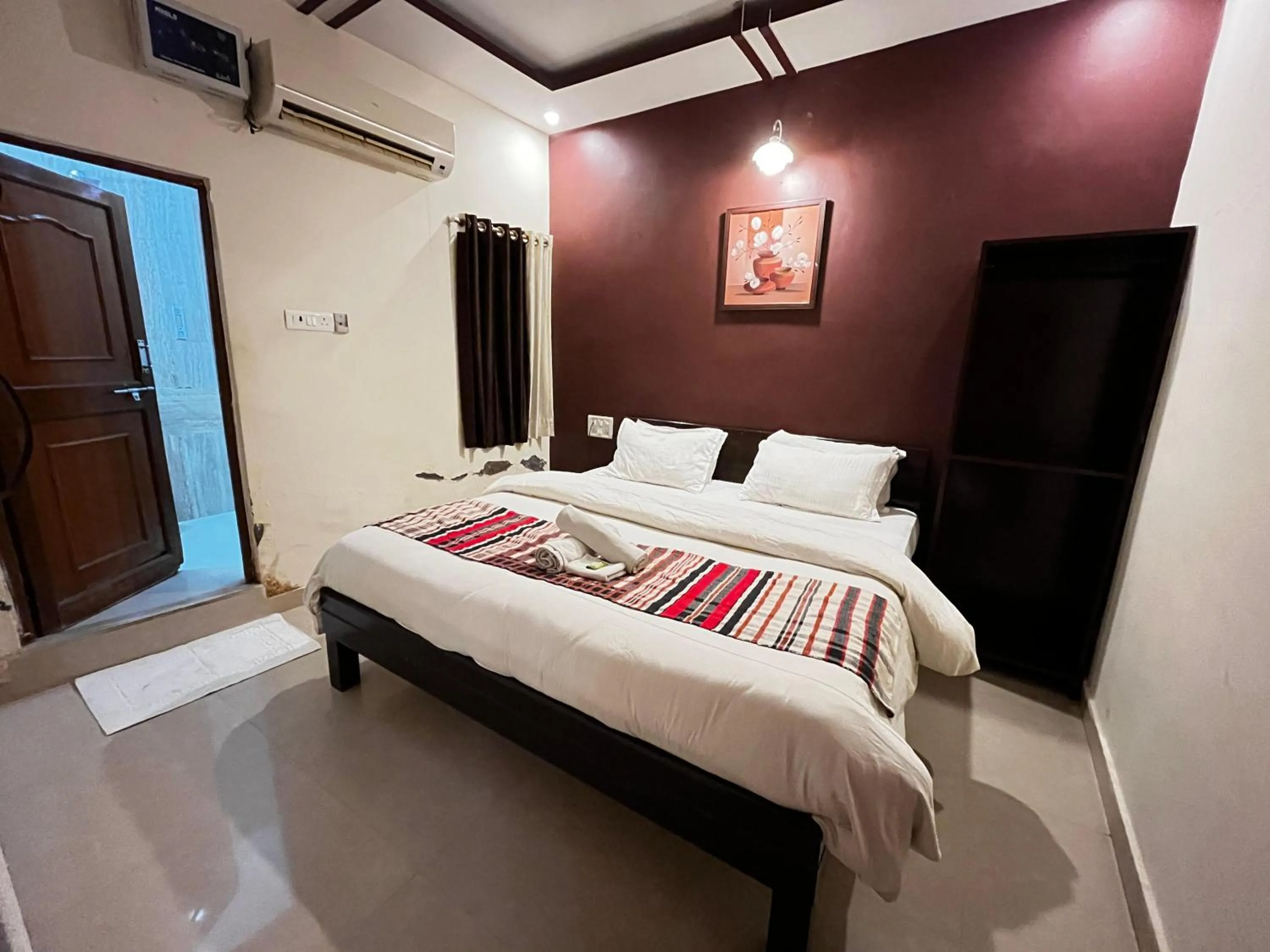 Bedroom, Bed in Golden Marigold Hotel