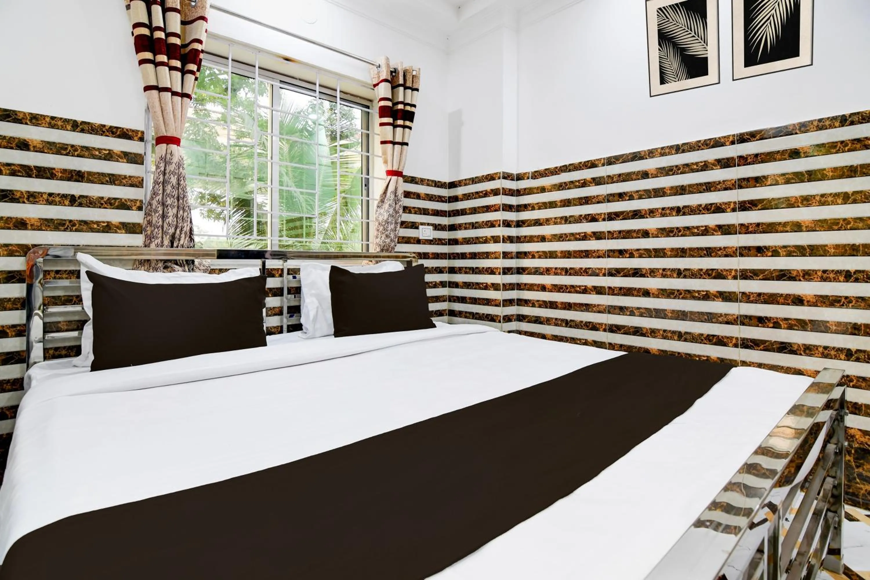 Bedroom in Super Hotel O Hiland Park Formerly Ayush Villa