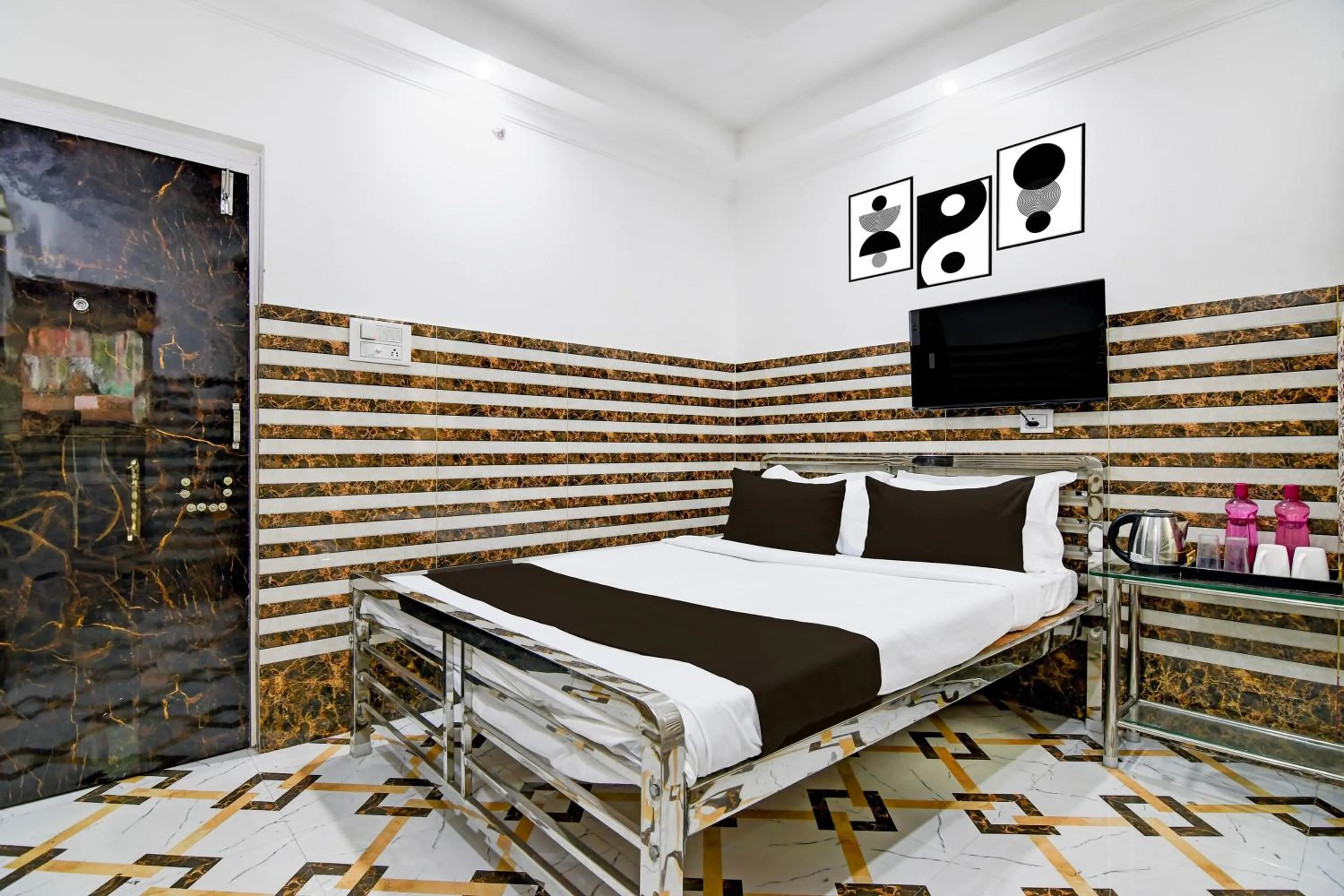 Bedroom in Super Hotel O Hiland Park Formerly Ayush Villa