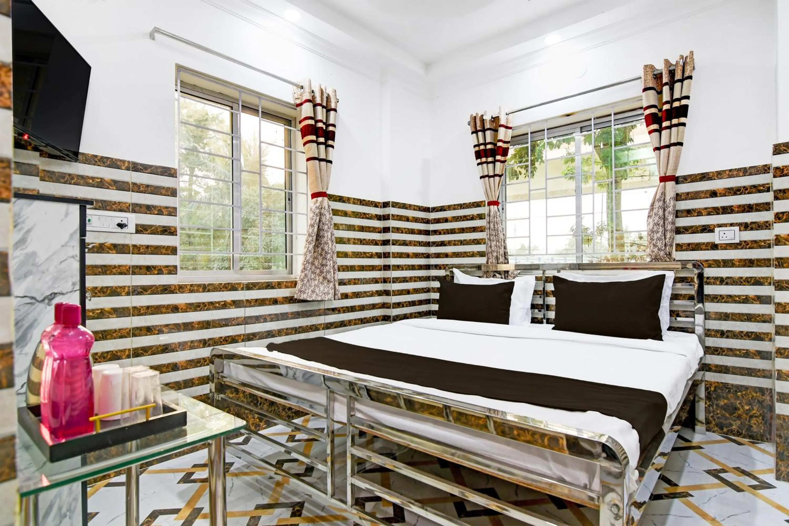 Bedroom in Super Hotel O Hiland Park Formerly Ayush Villa
