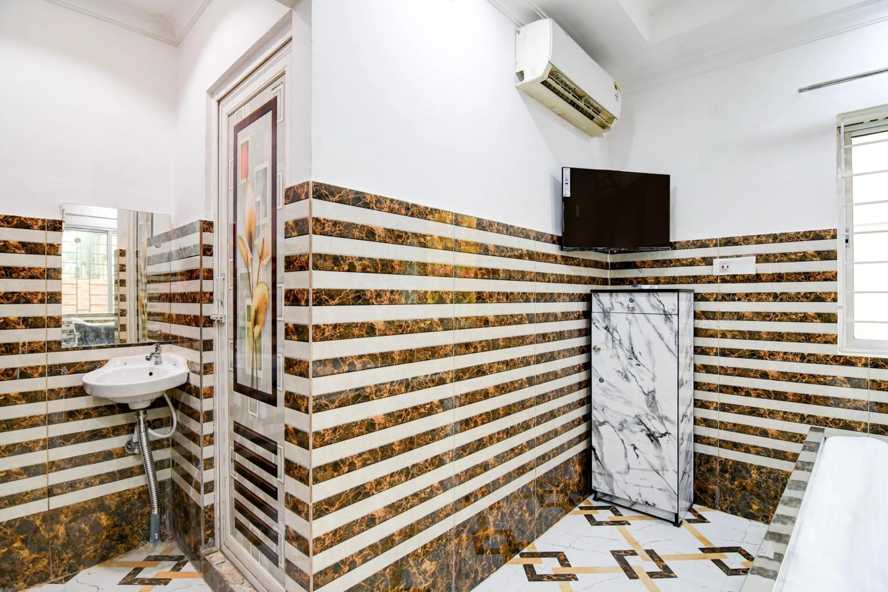 Bathroom in Super Hotel O Hiland Park Formerly Ayush Villa