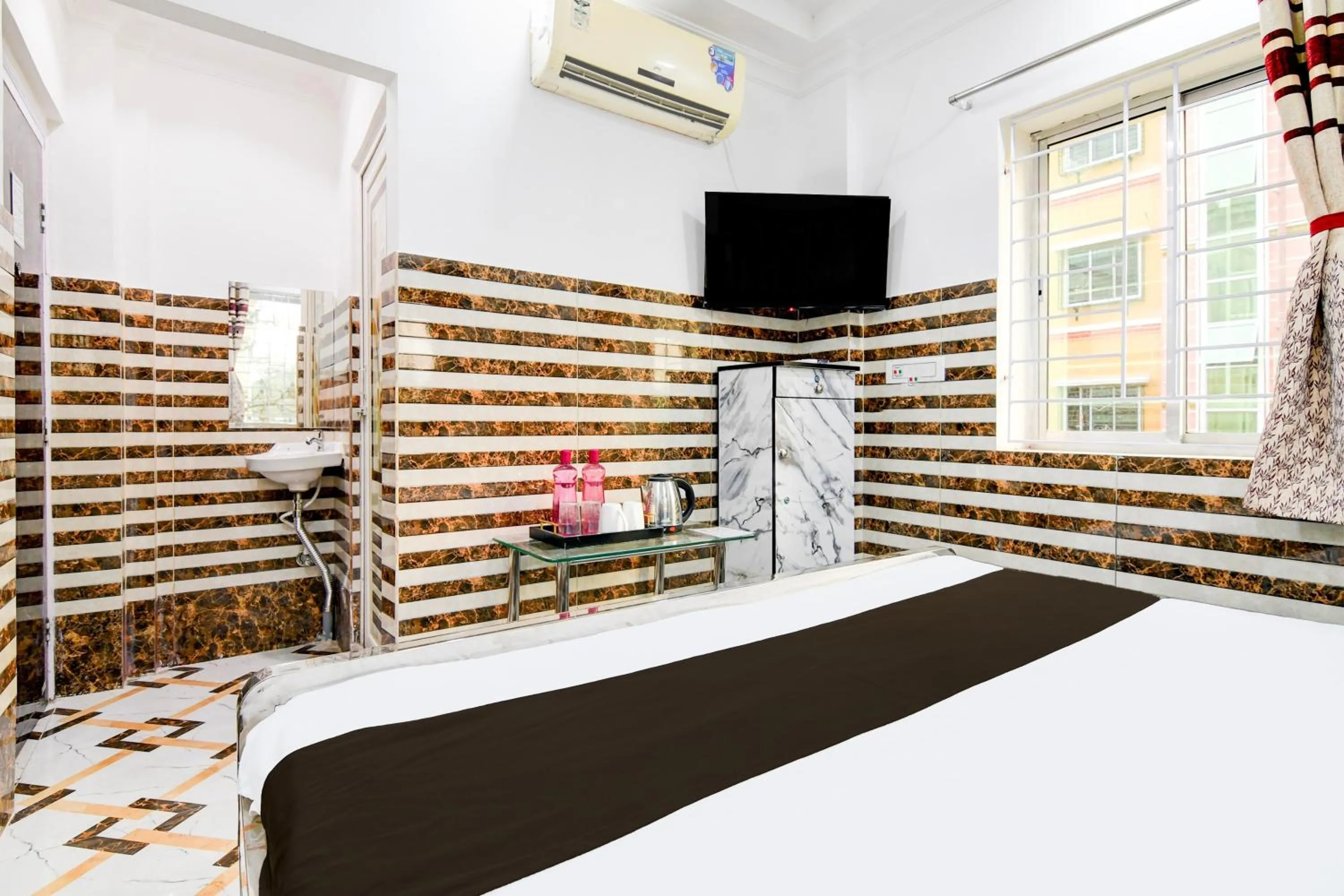 Bedroom in Super Hotel O Hiland Park Formerly Ayush Villa