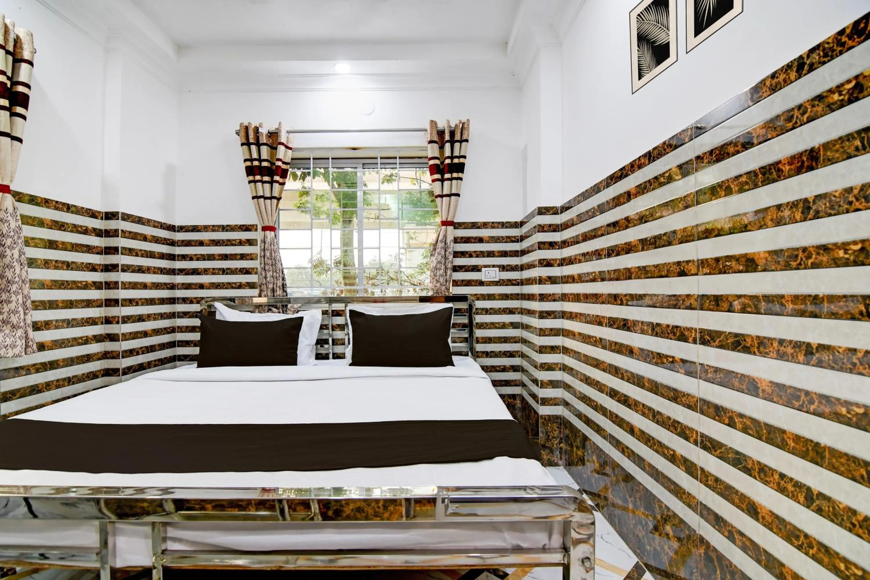 Bedroom in Super Hotel O Hiland Park Formerly Ayush Villa