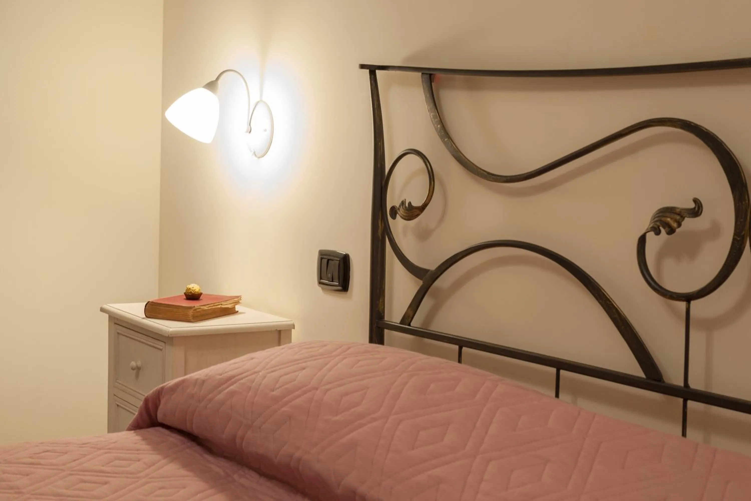 Decorative detail, Bed in B&B Dimora di Girgenti