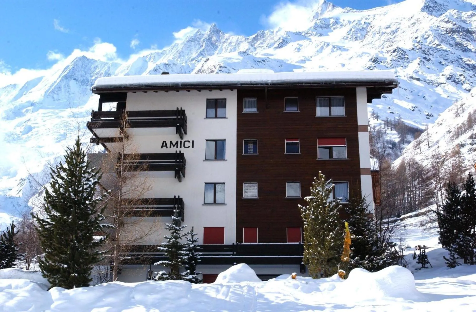 Facade/entrance in Amici