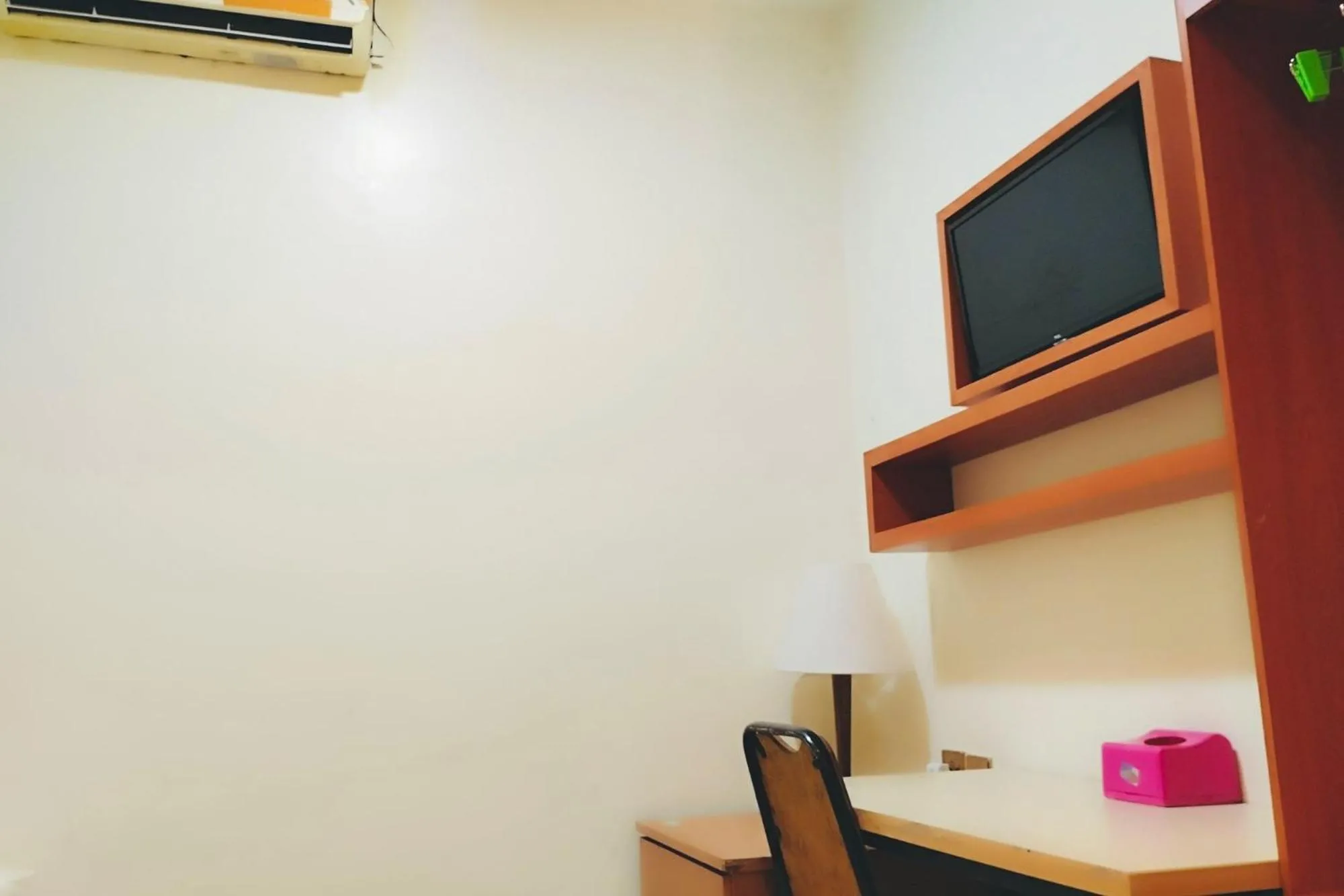 TV and multimedia in RedDoorz Near Tj Uban Bintan Utara