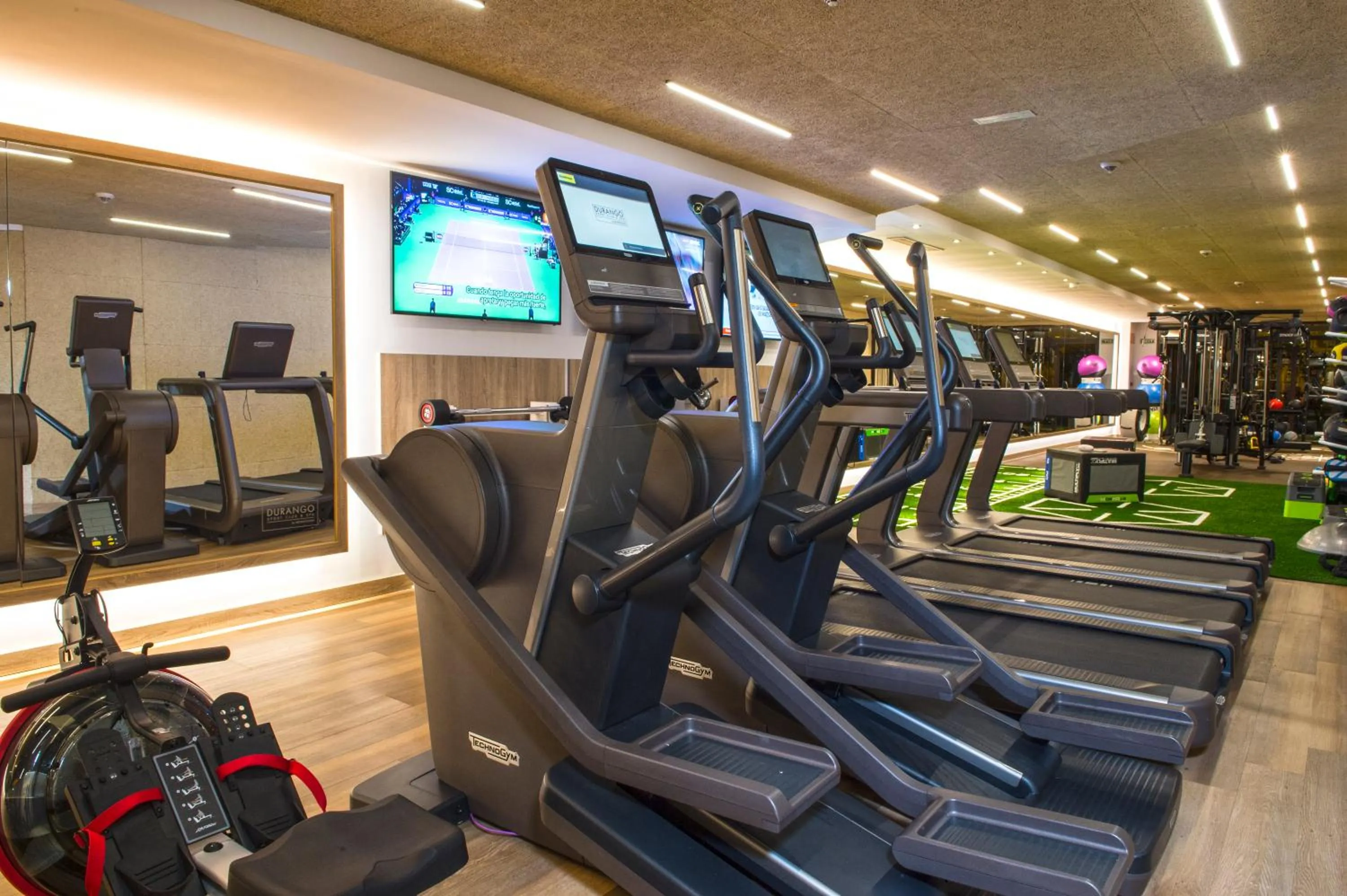 Communal lounge/ TV room in Silken Gran hotel Durango