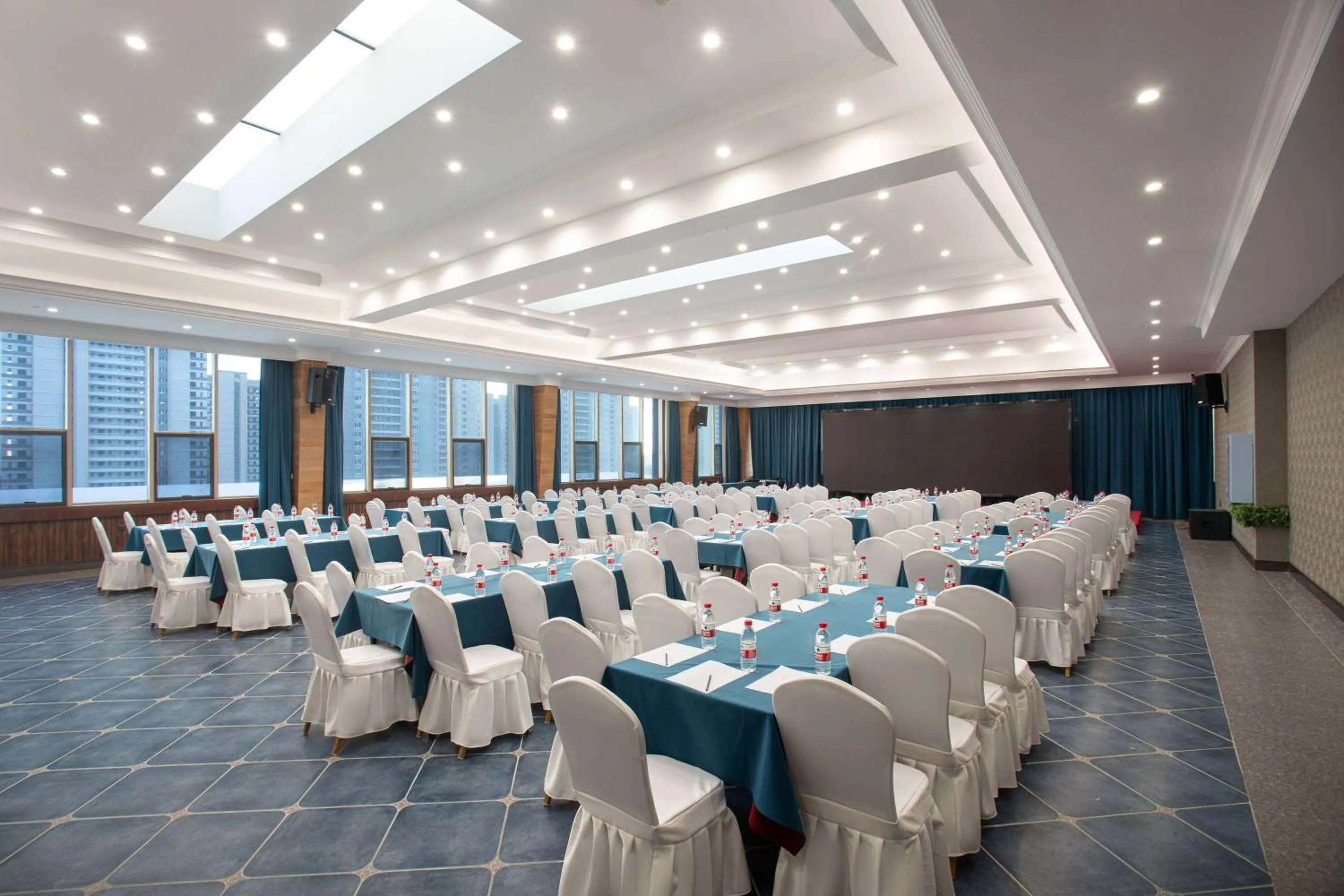 Meeting/conference room in Days Hotel by Wyndham Harbin Qunli