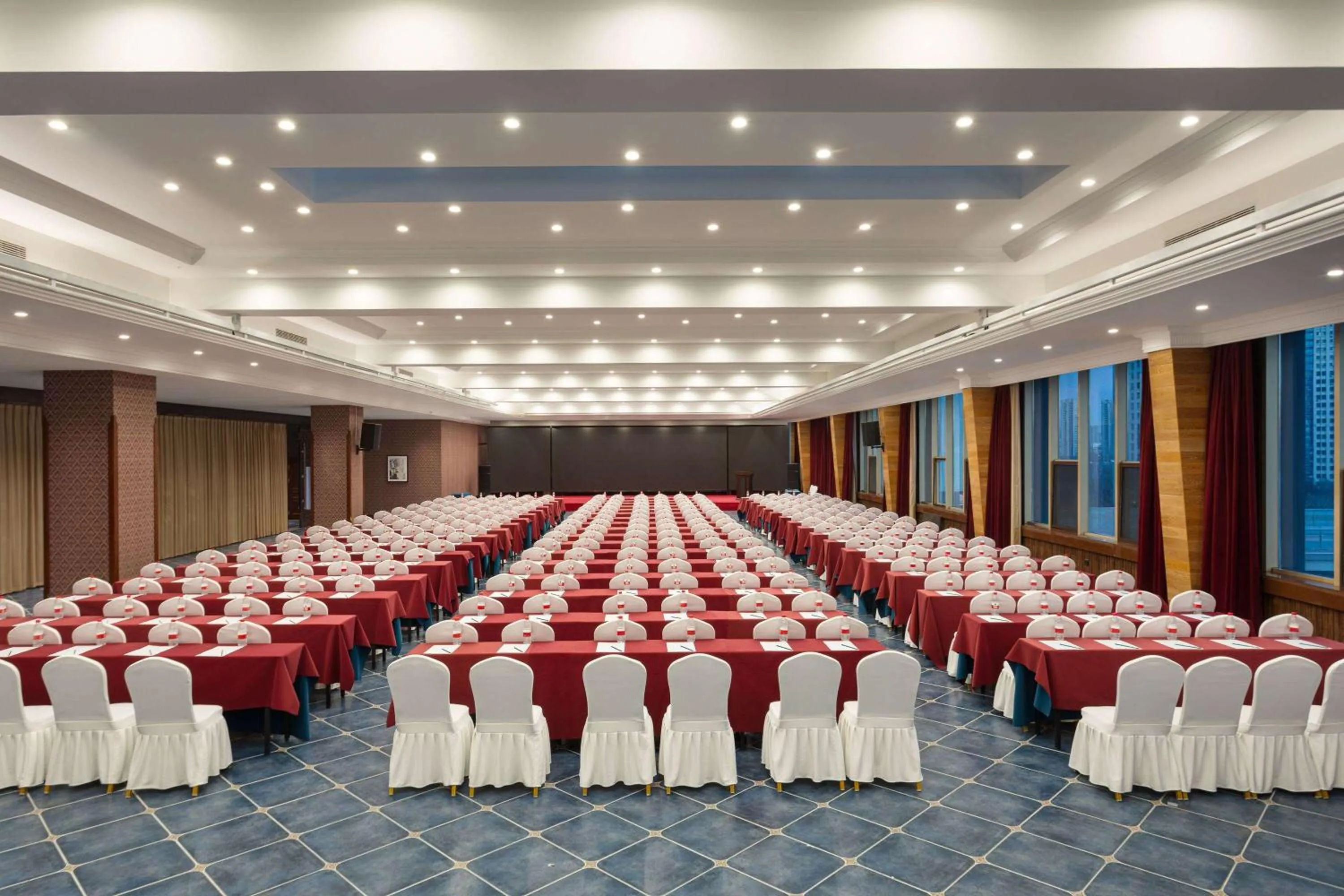 Meeting/conference room in Days Hotel by Wyndham Harbin Qunli