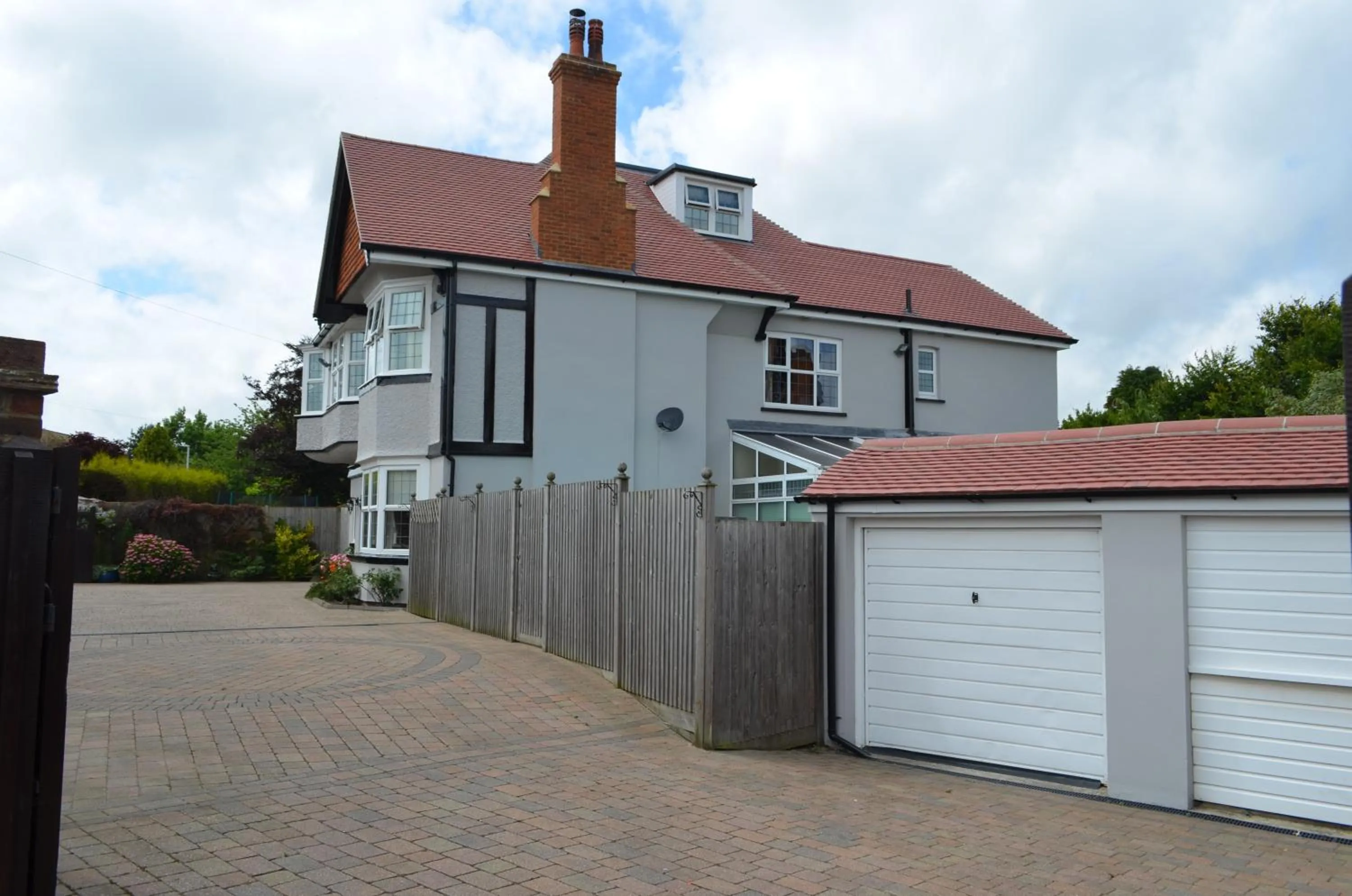 Facade/entrance in Foy House