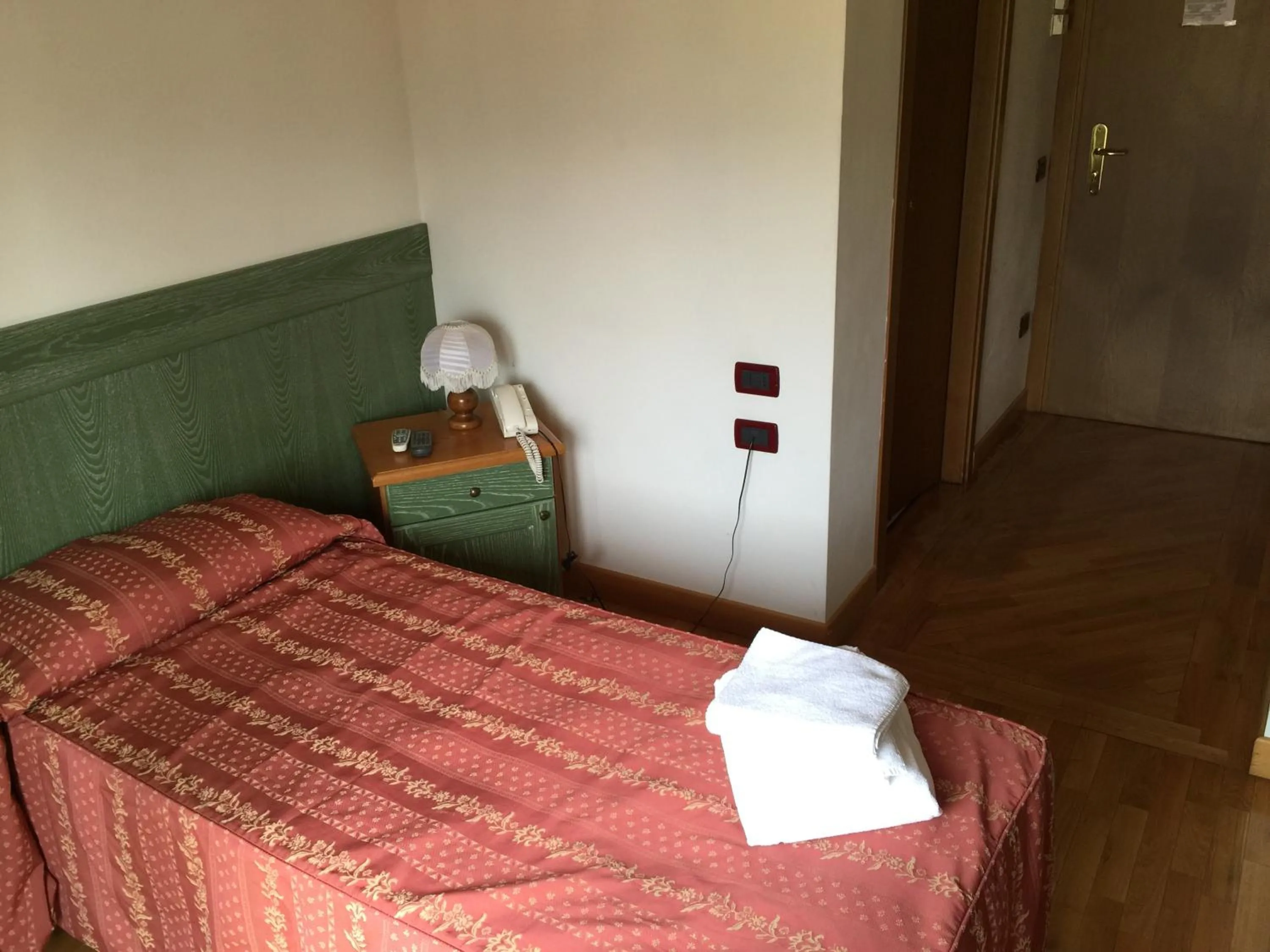 Single Room with Bathroom - single occupancy in Hotel Ristorante Il Pirata