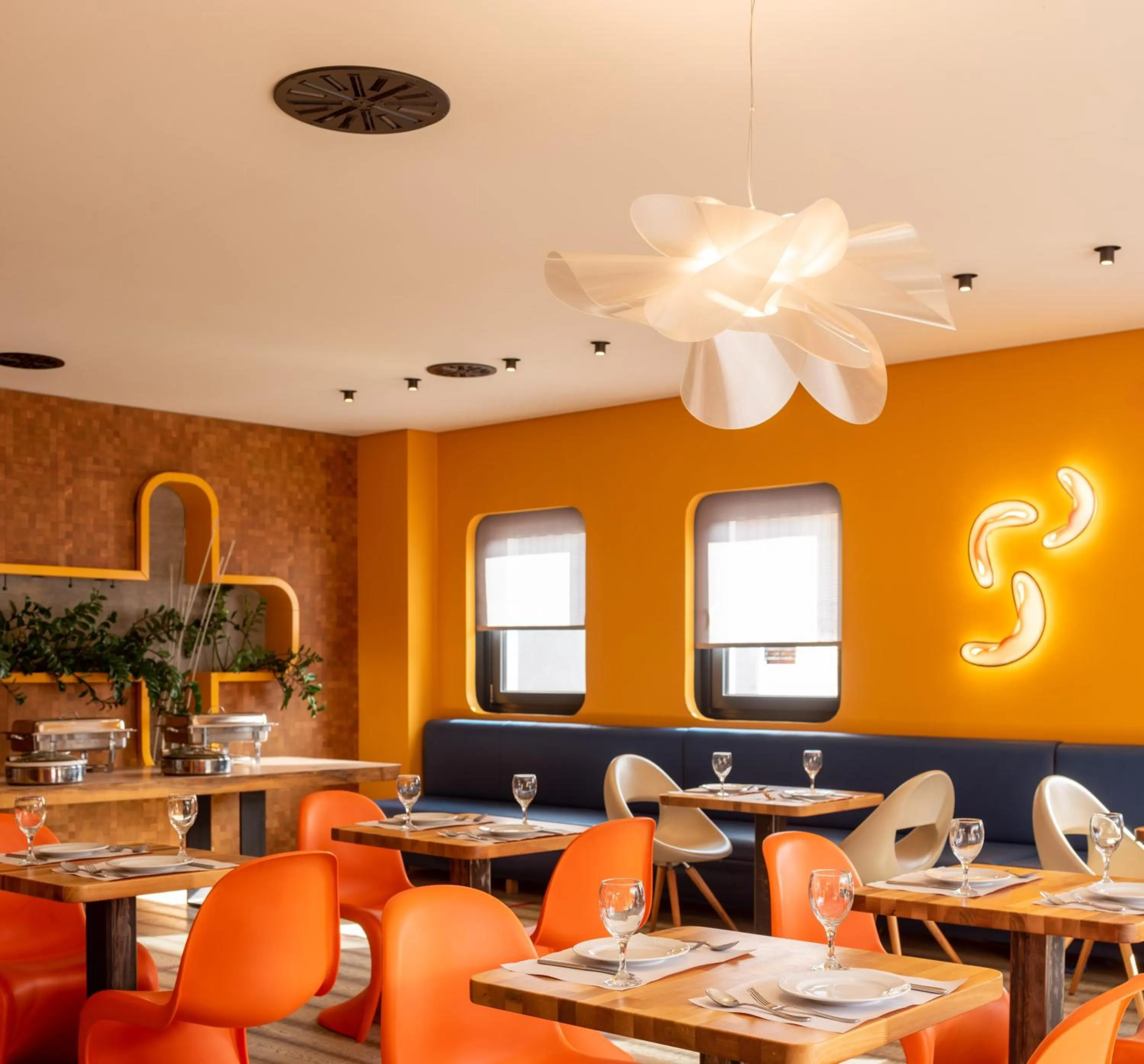 Restaurant/places to eat in Essence Hotel