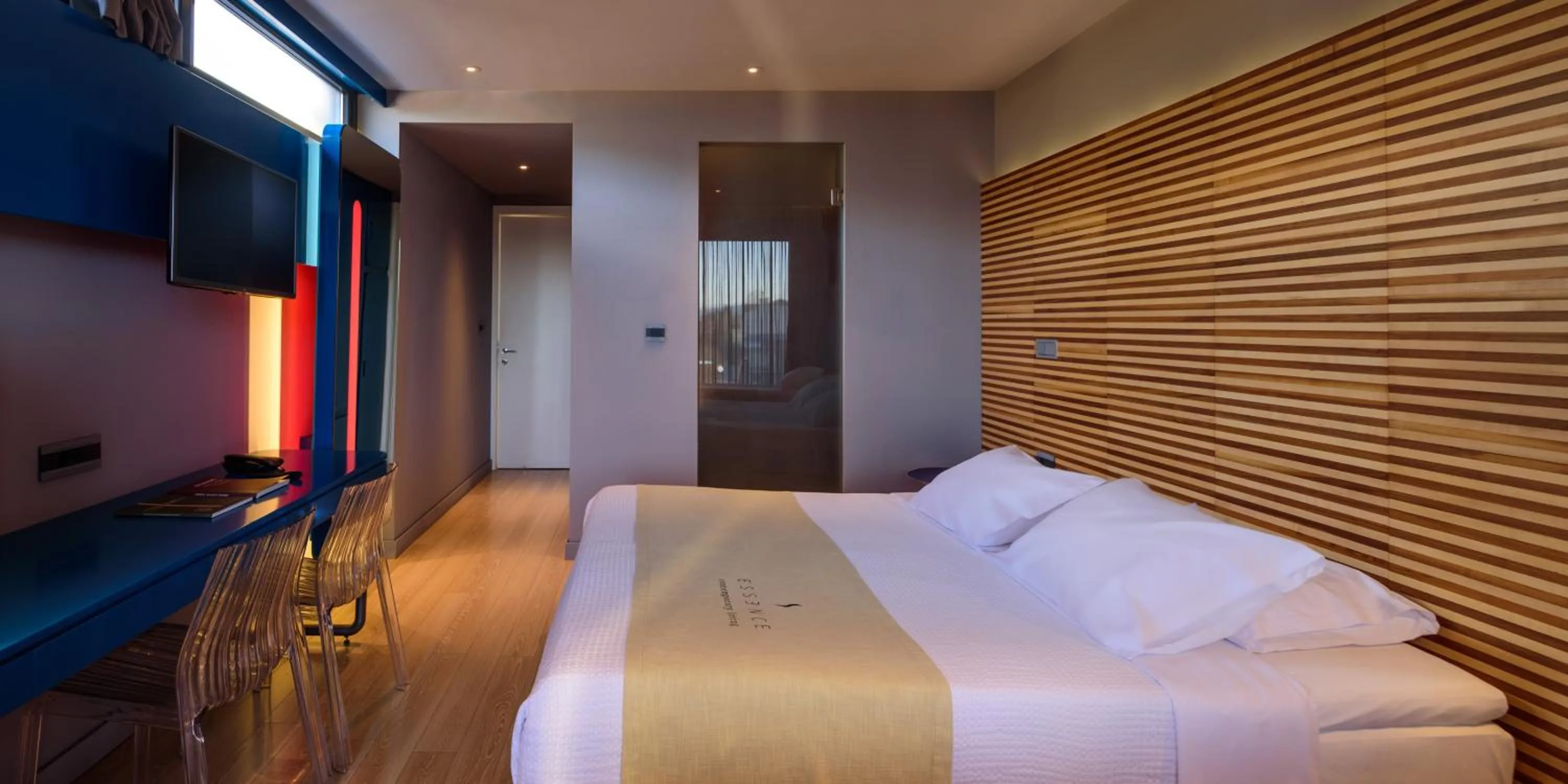 Shower, Bed in Essence Hotel