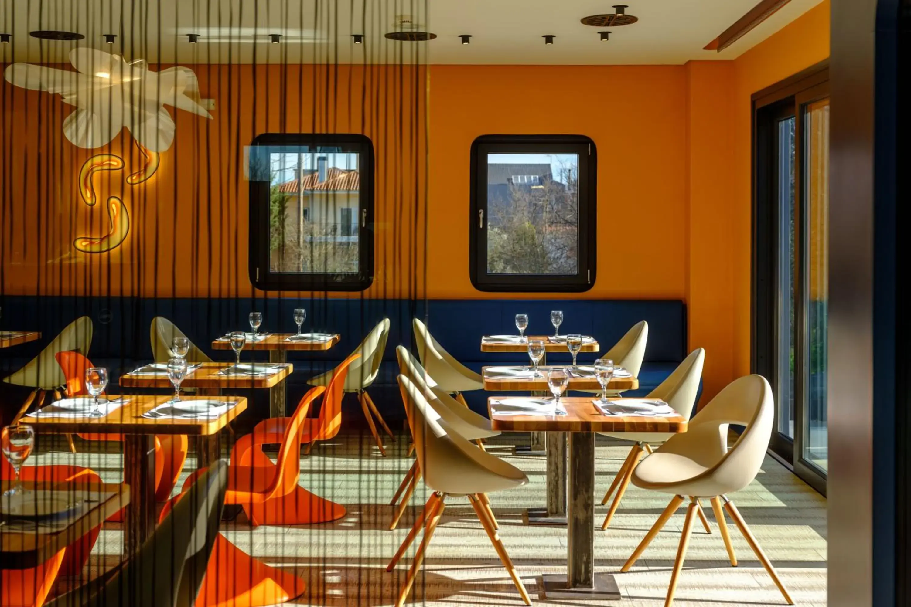 Restaurant/places to eat in Essence Hotel Restaurant/places to eat in Essence Hotel