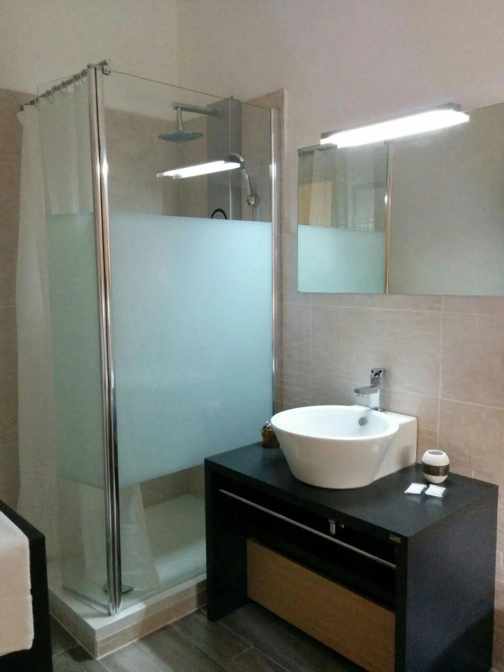 Shower in Luci A San Siro