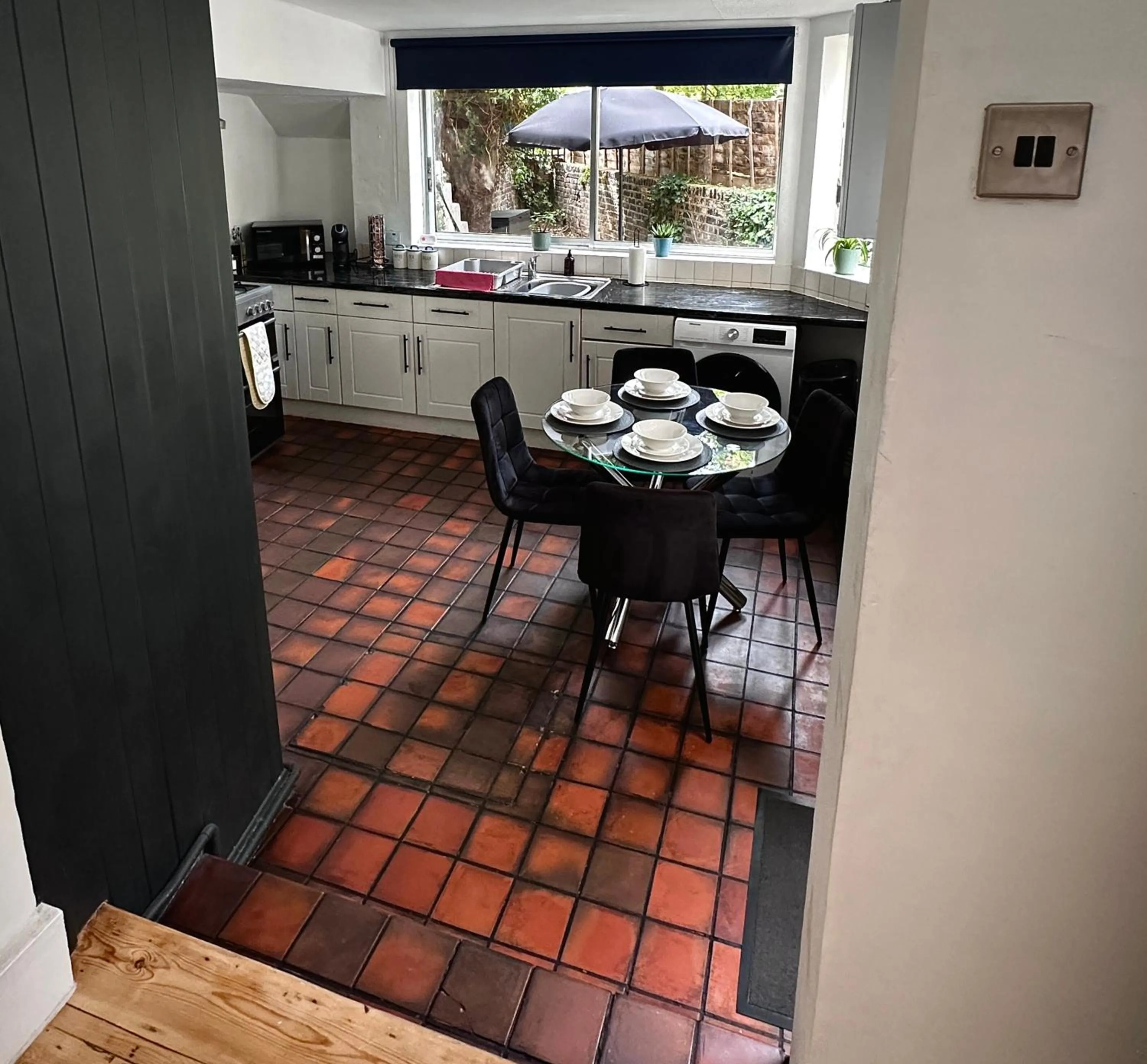 Fulham Tranquil 2BD King Bed Home with Parking & Gdn