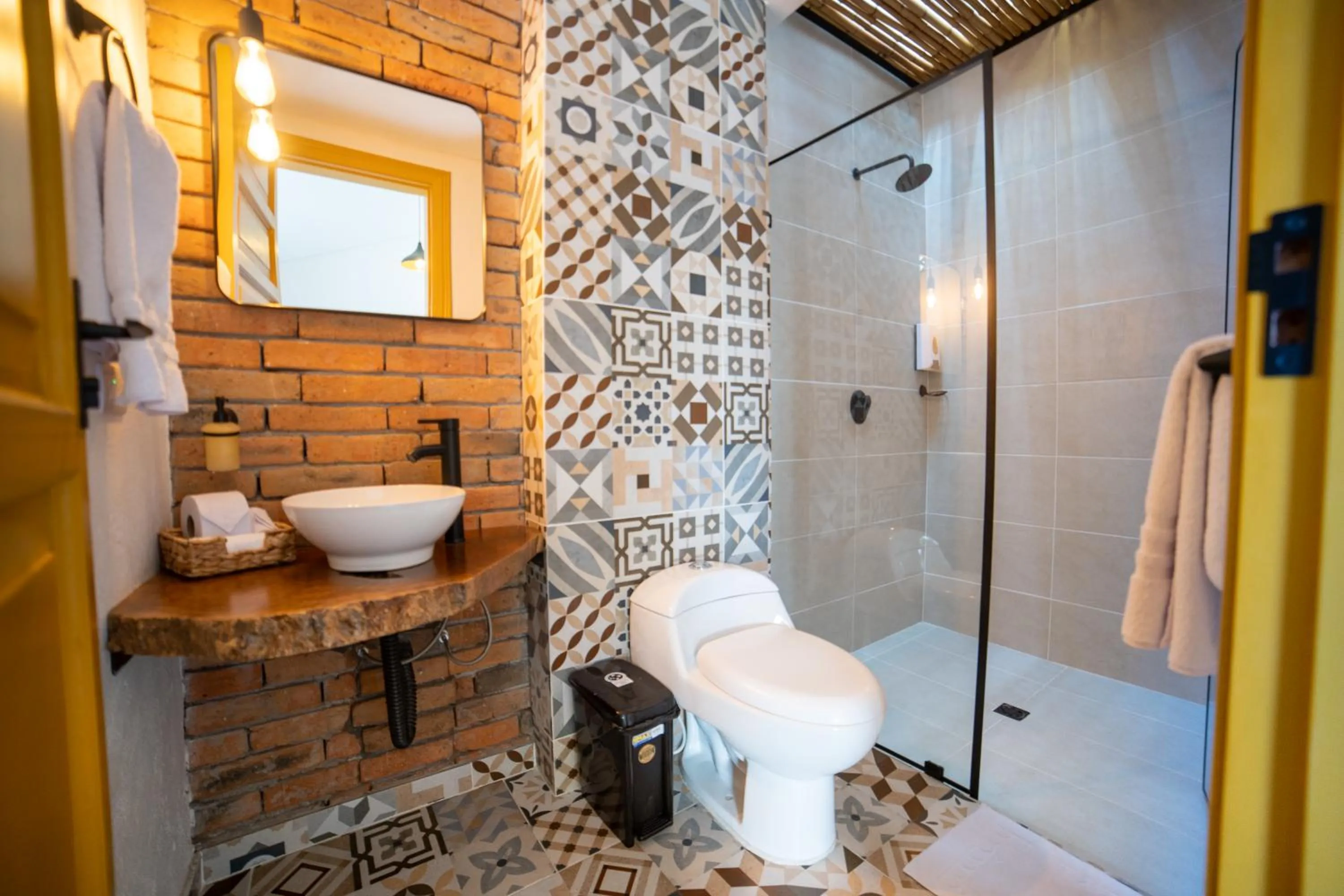 Shower in Casa Serafin Hotel