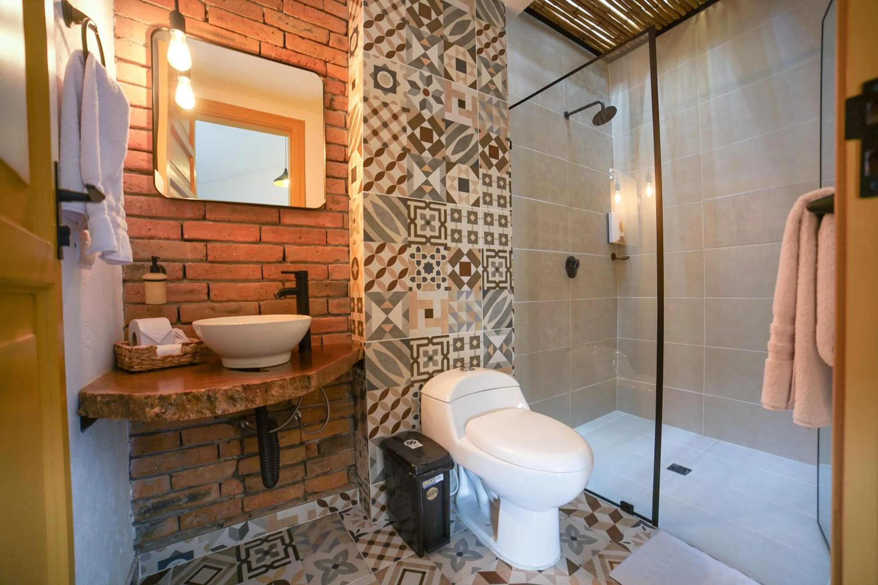 Shower in Casa Serafin Hotel