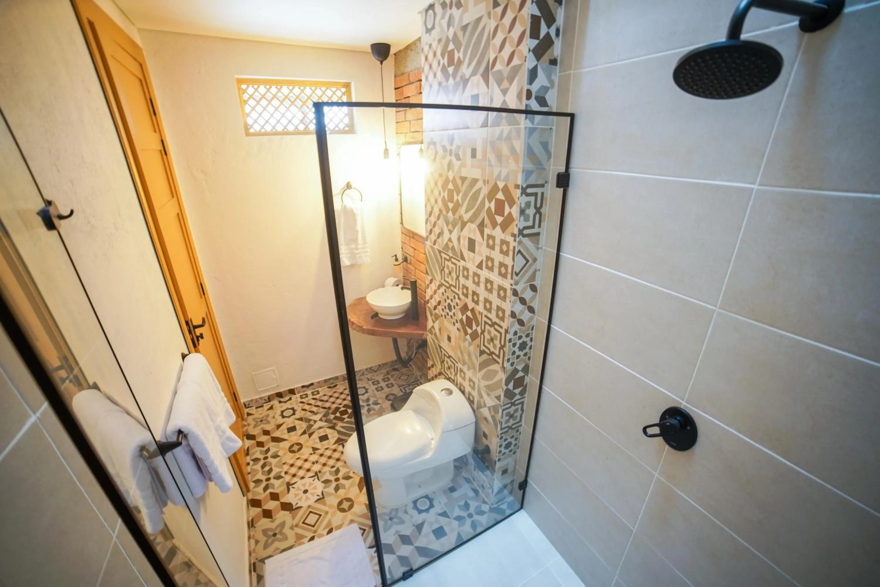 Shower in Casa Serafin Hotel