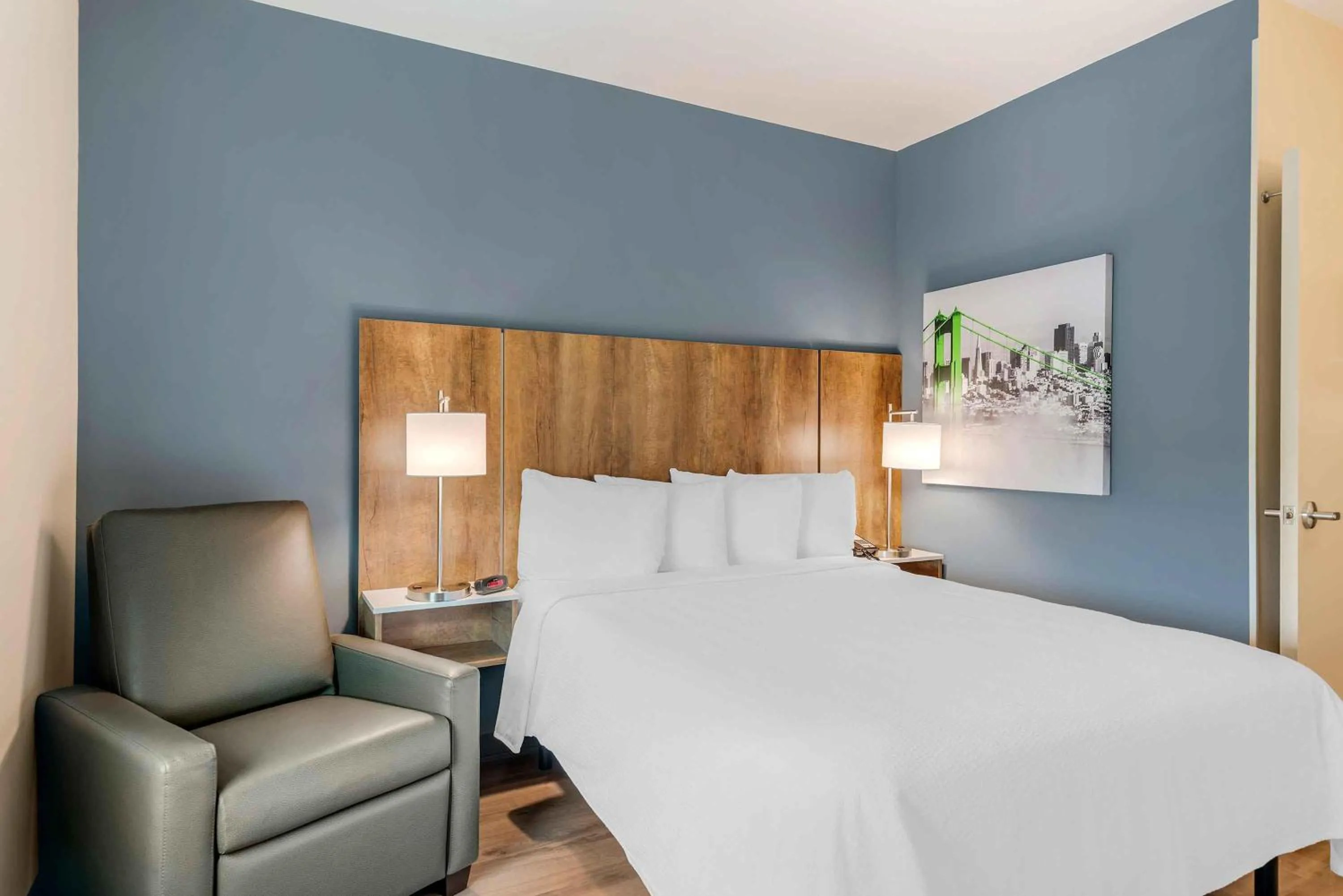 Bedroom, Bed in Extended Stay America Premier Suites - Charlottesville