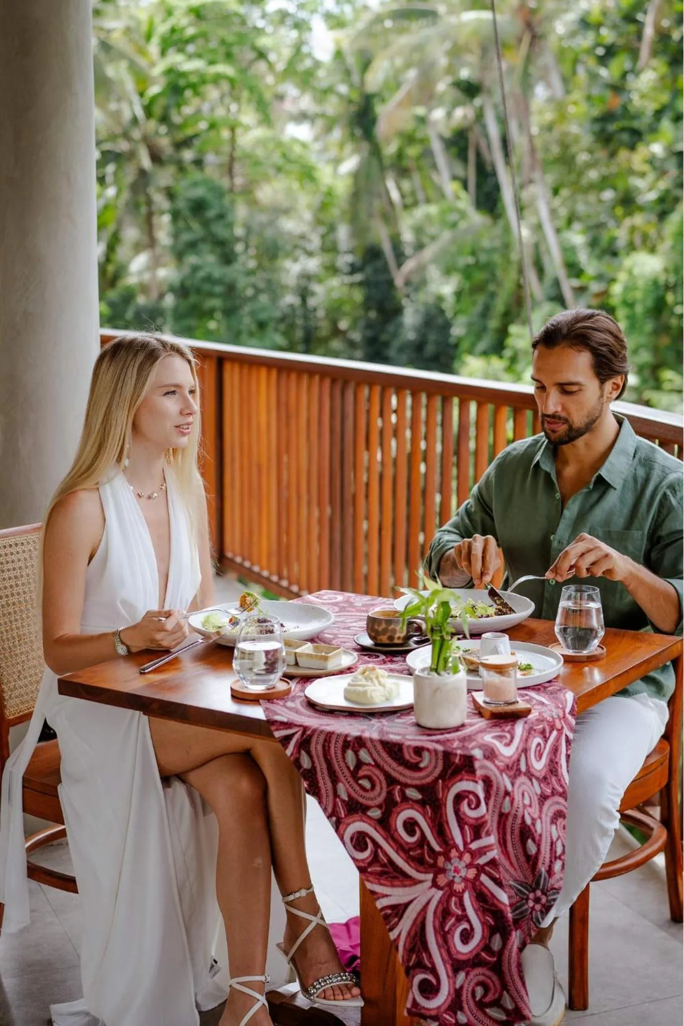 Dining area in Unagi Mas Villa by Emana