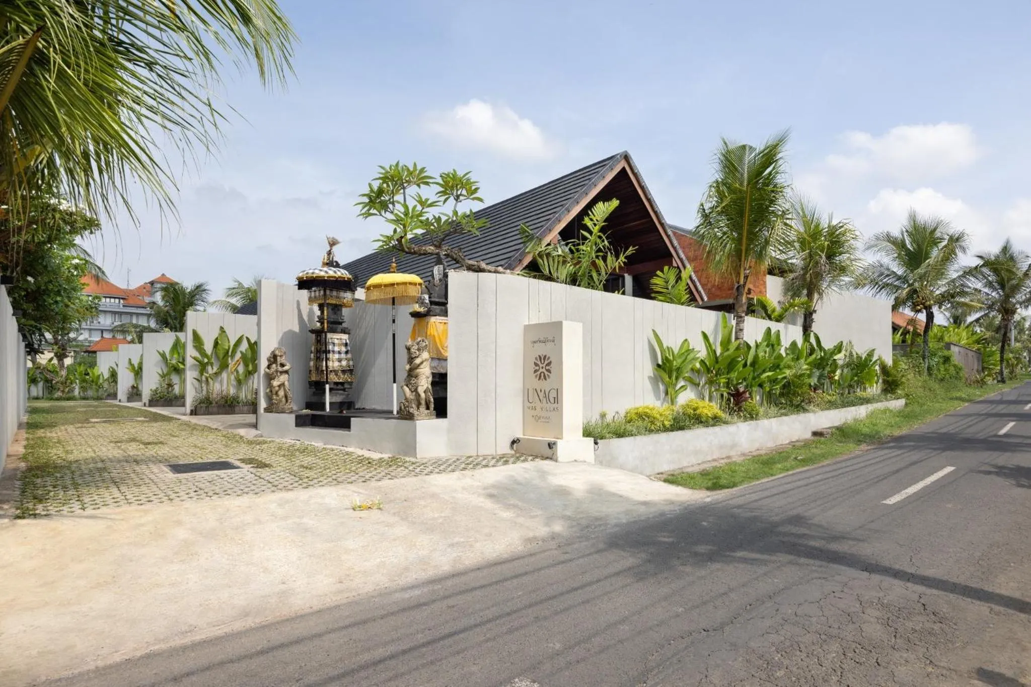 Garden in Unagi Mas Villa by Emana