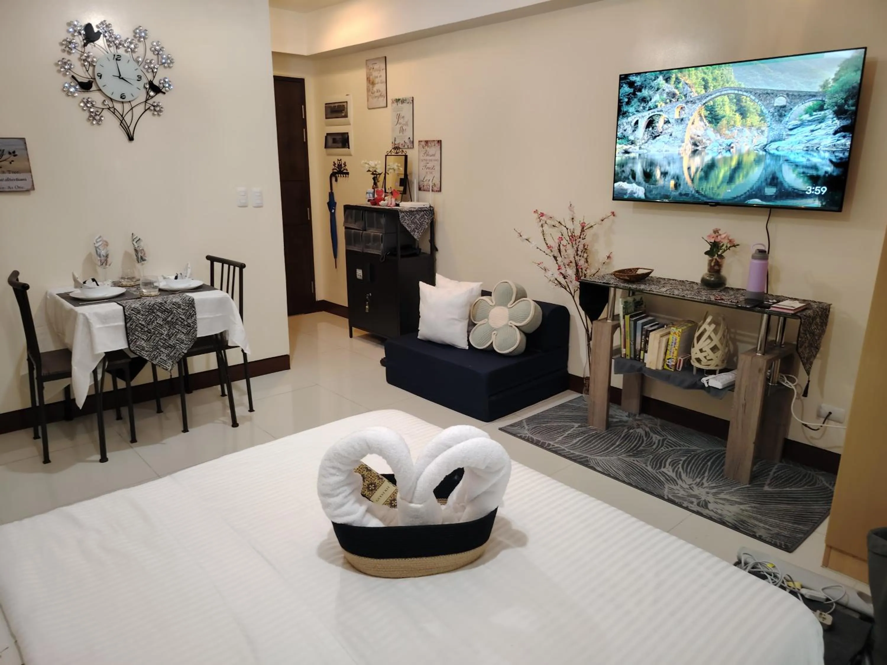 Photo of the whole room in Owls and Larks BnB 300mbps WiFi, Netflix, Coffee