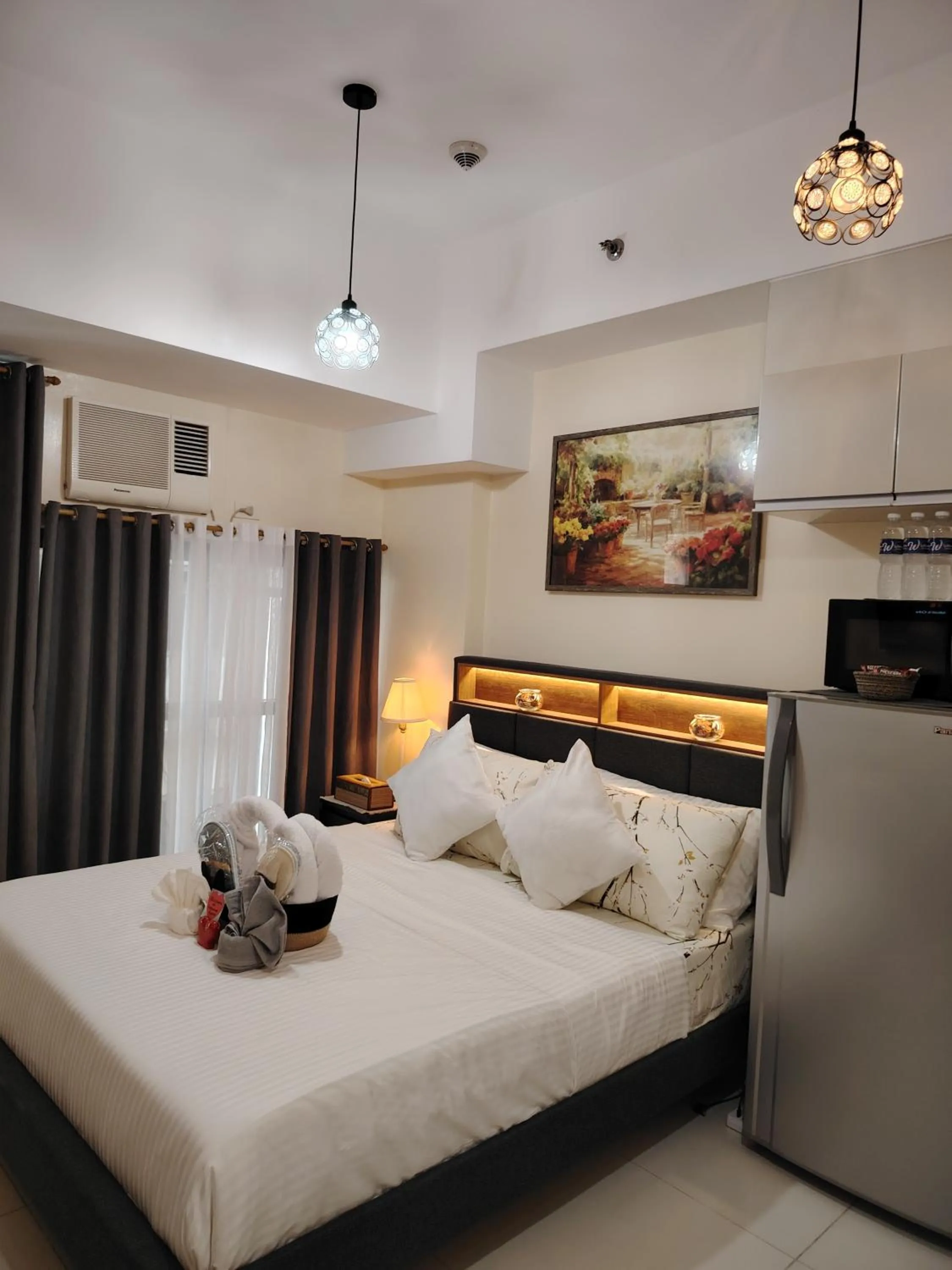 Bed in Owls and Larks BnB 300mbps WiFi, Netflix, Coffee