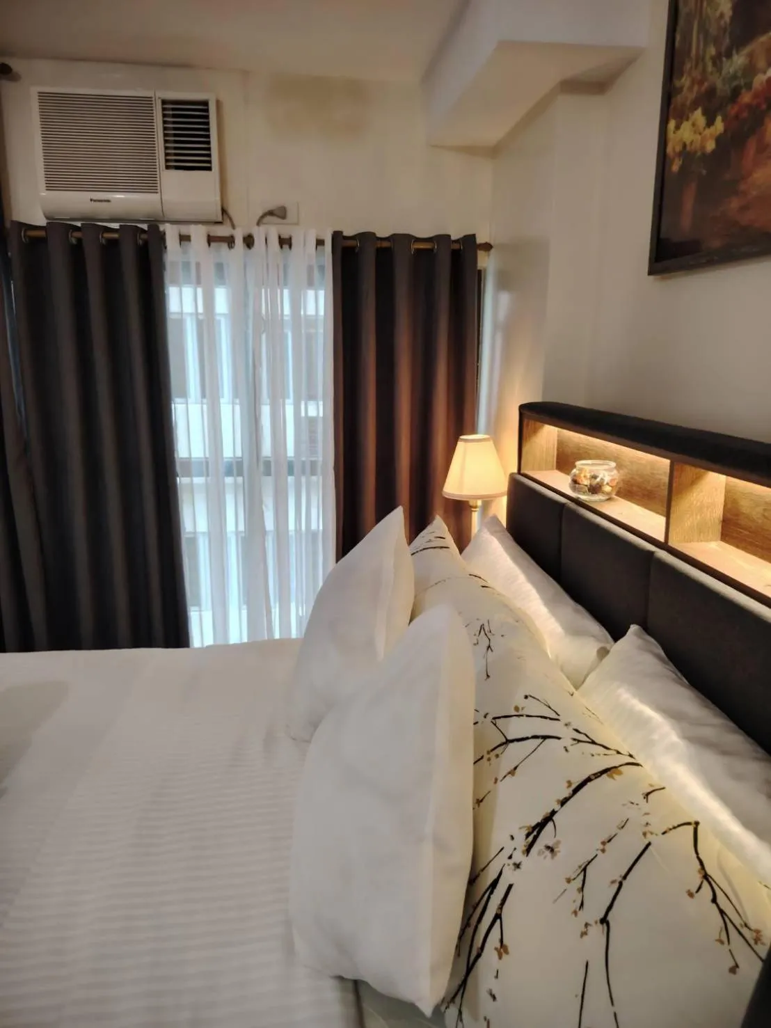 Bed in Owls and Larks BnB 300mbps WiFi, Netflix, Coffee