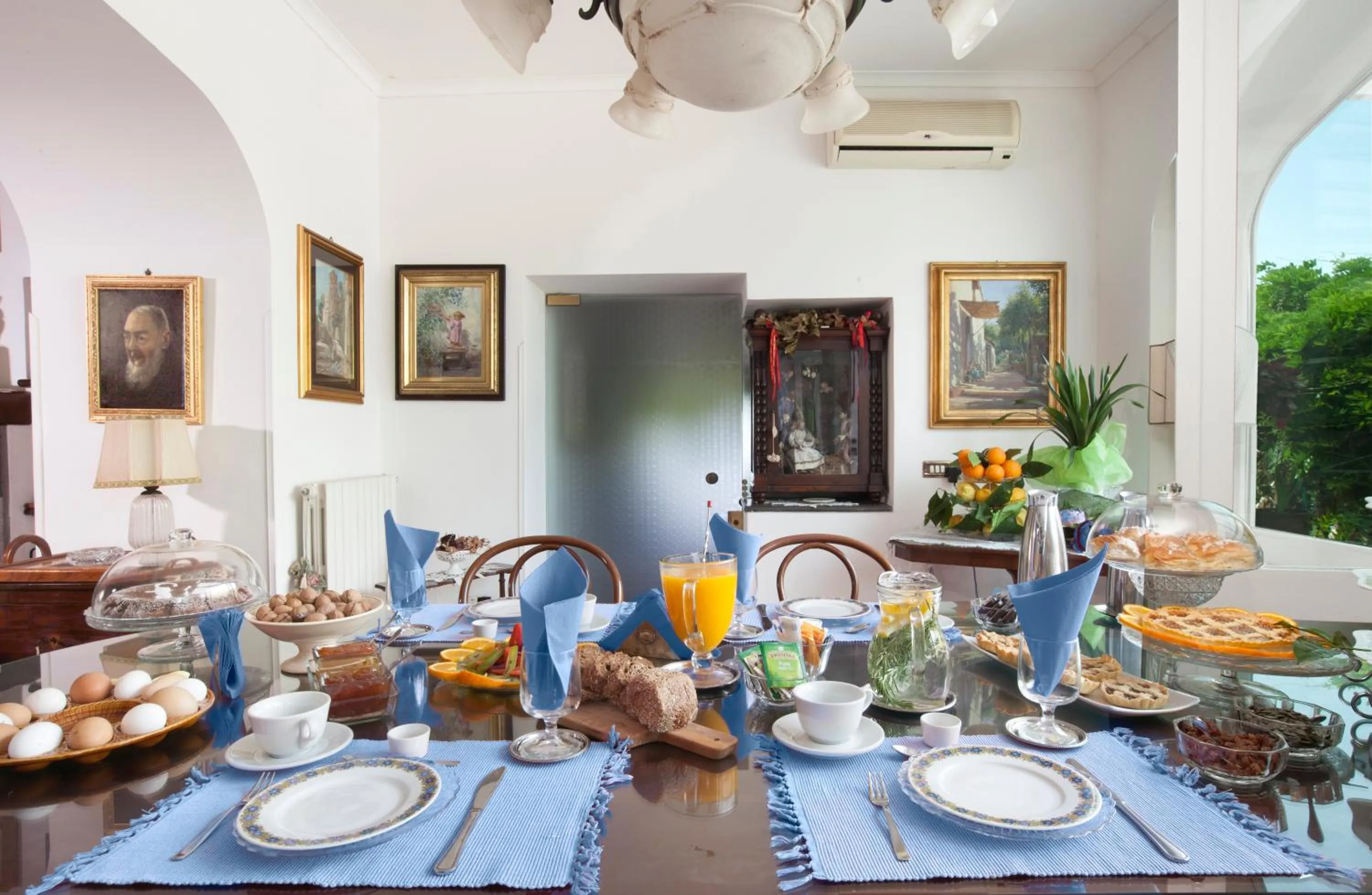 Breakfast in Villa Maresca B&B