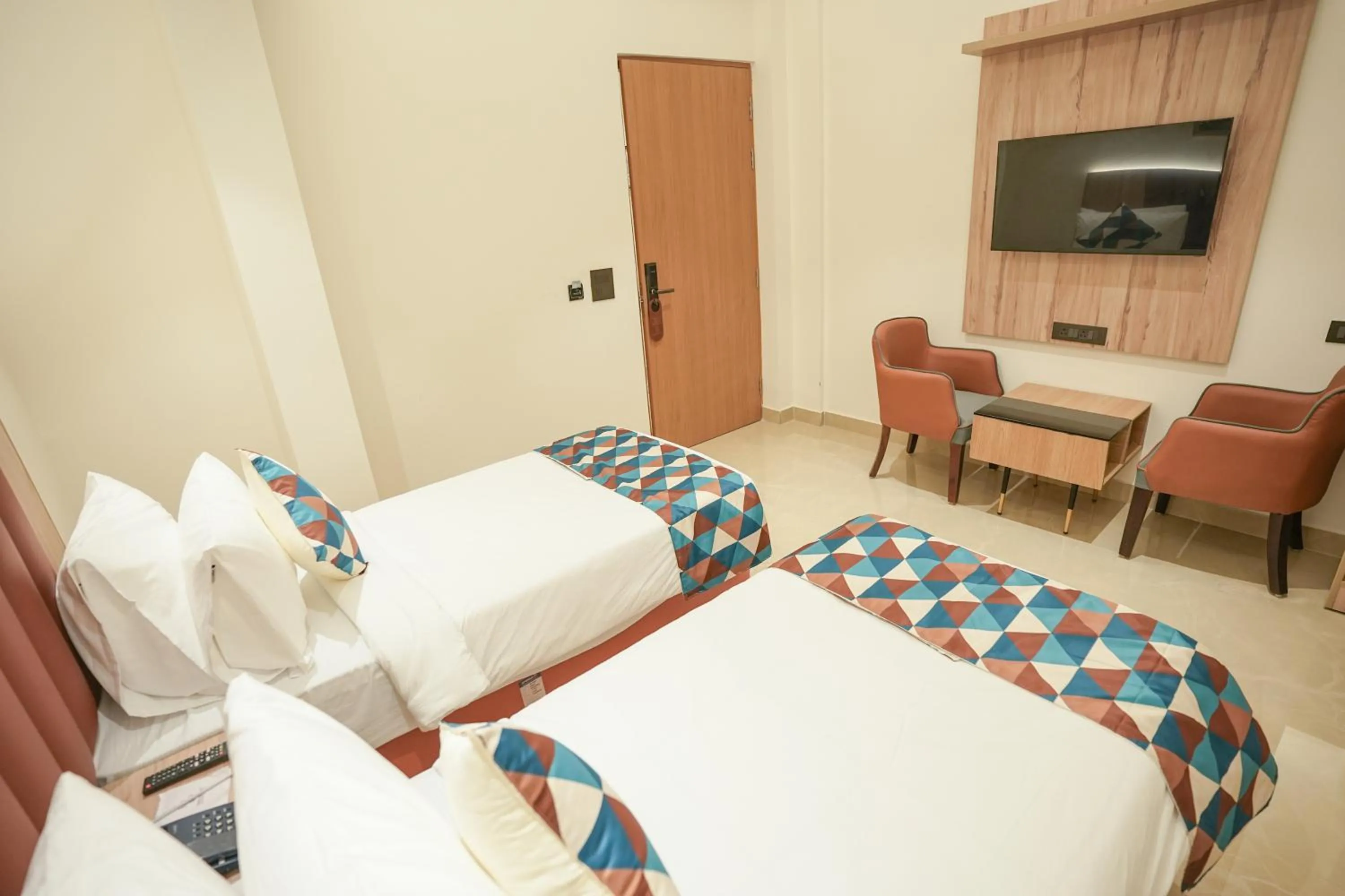 Communal lounge/ TV room, Bed in Kaashvi Residency - Managed by Atithi House