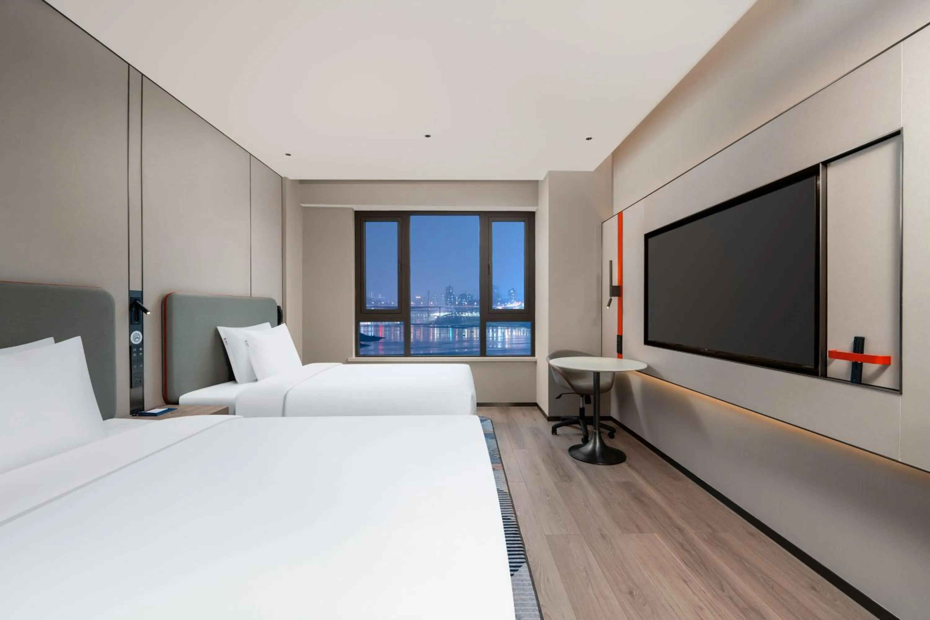 Photo of the whole room, Bed in Holiday Inn Express Chongqing Ciqikou Ancient Town by IHG