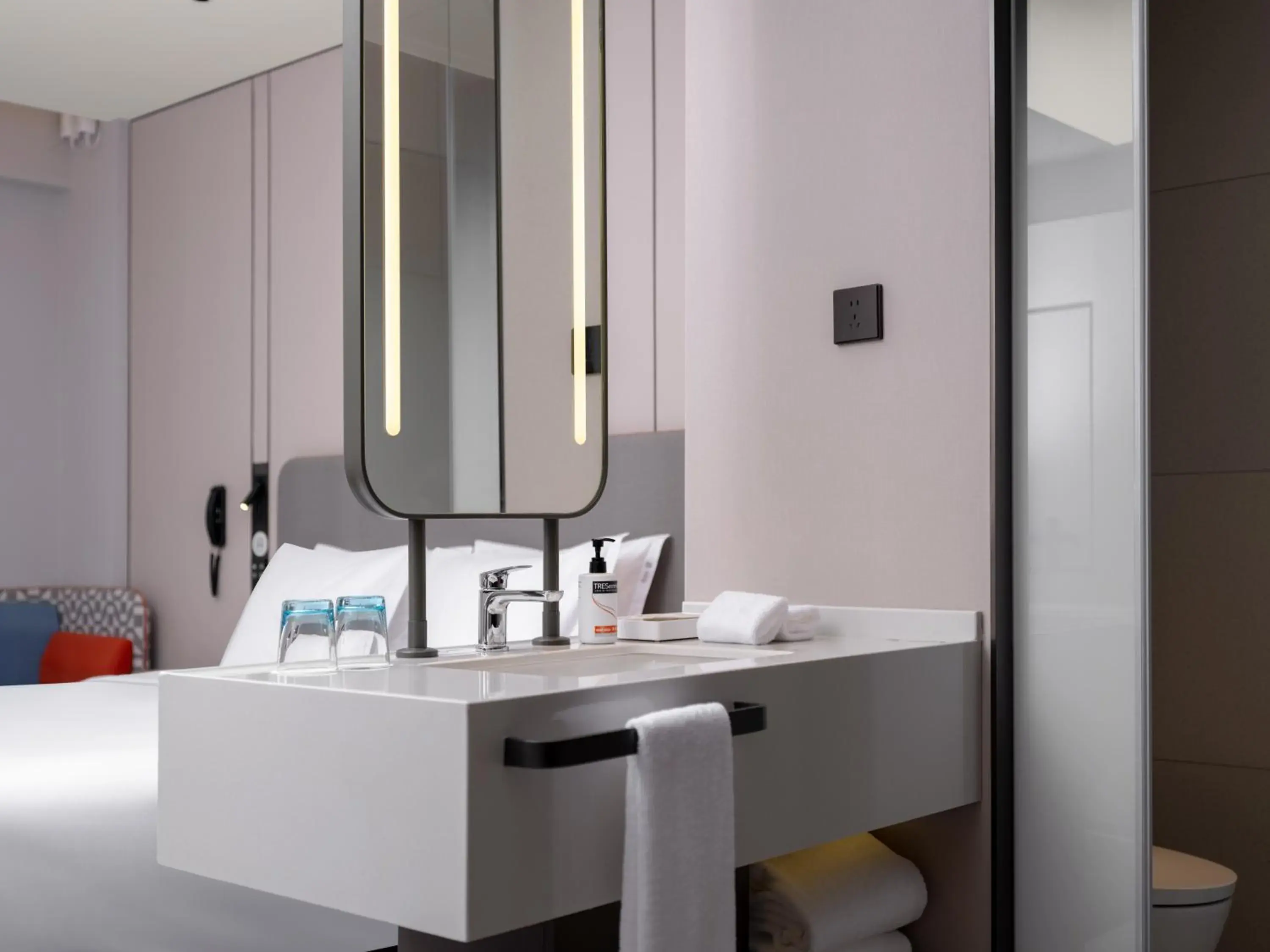 Standard King Room in Holiday Inn Express Chongqing Ciqikou Ancient Town by IHG Standard King Room in Holiday Inn Express Chongqing Ciqikou Ancient Town by IHG