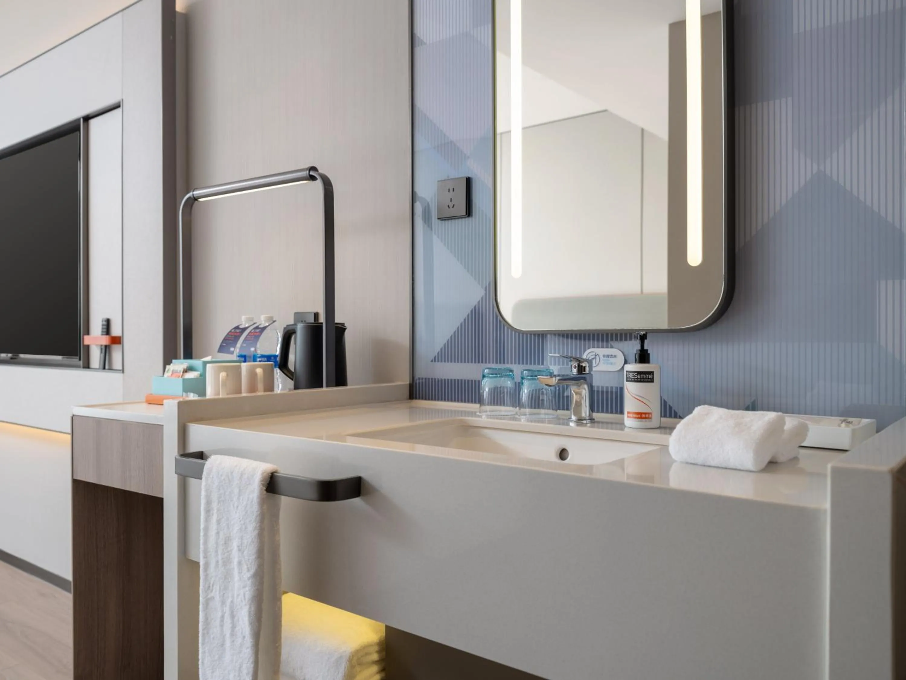 Photo of the whole room in Holiday Inn Express Chongqing Ciqikou Ancient Town by IHG