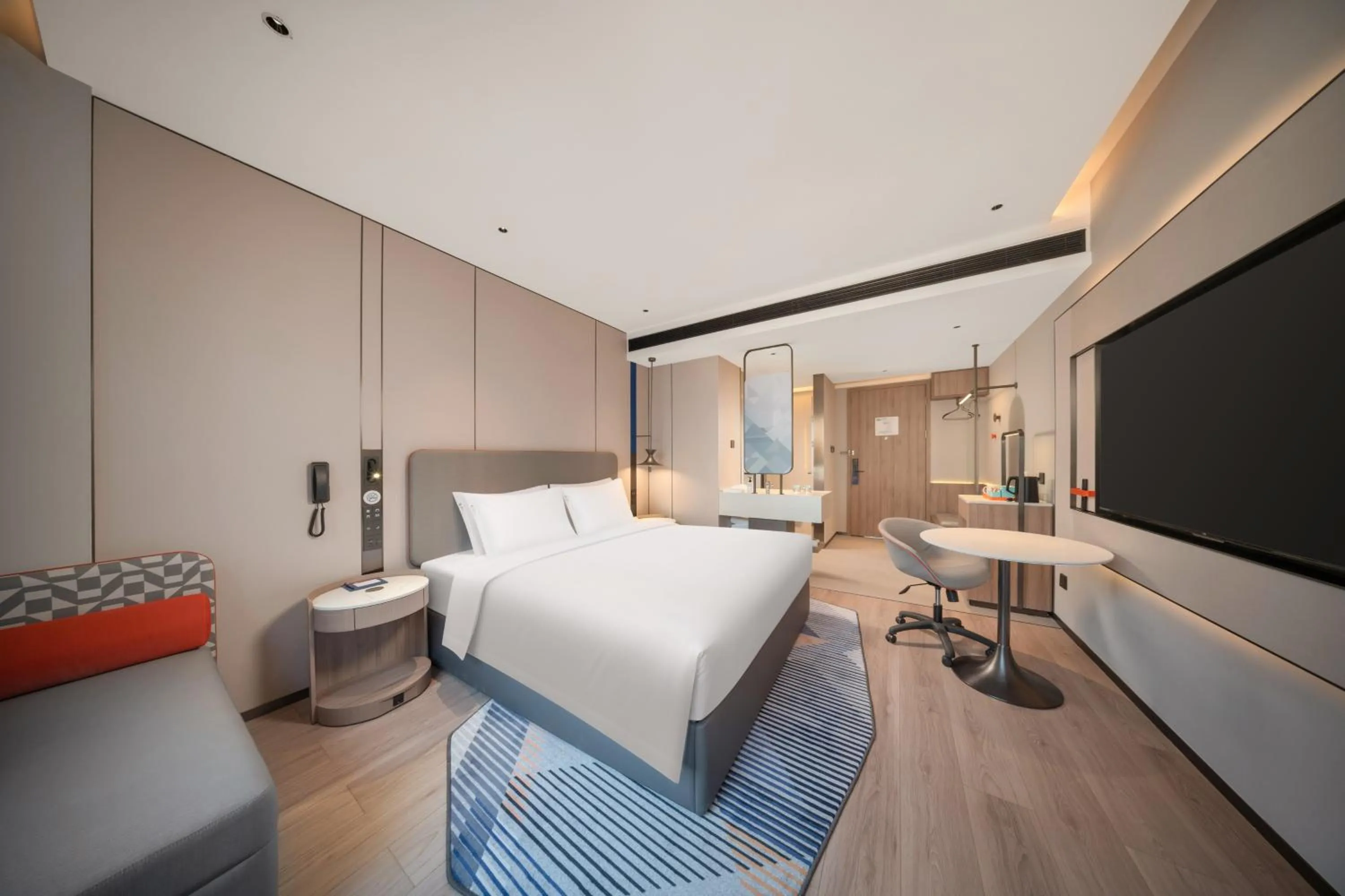 Photo of the whole room, Bed in Holiday Inn Express Chongqing Ciqikou Ancient Town by IHG