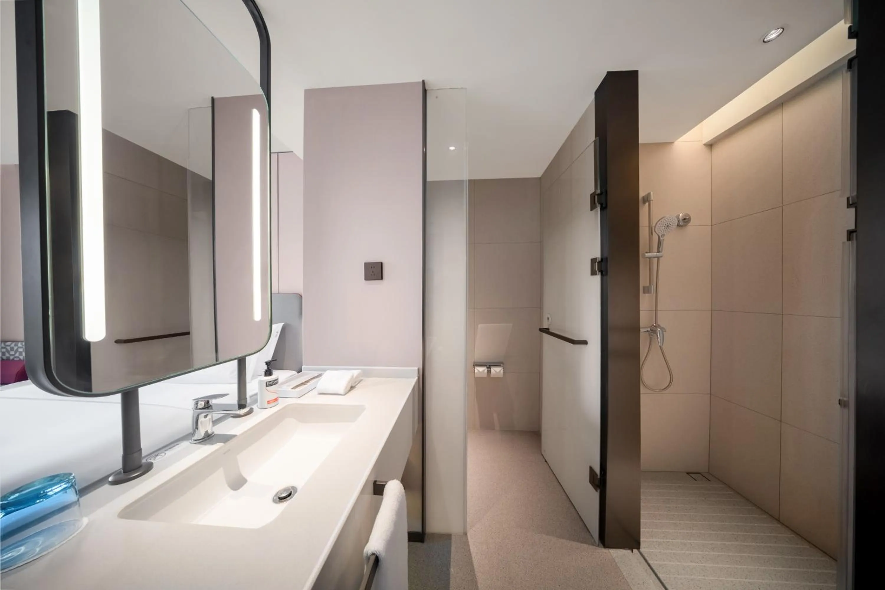 Bathroom in Holiday Inn Express Chongqing Ciqikou Ancient Town by IHG