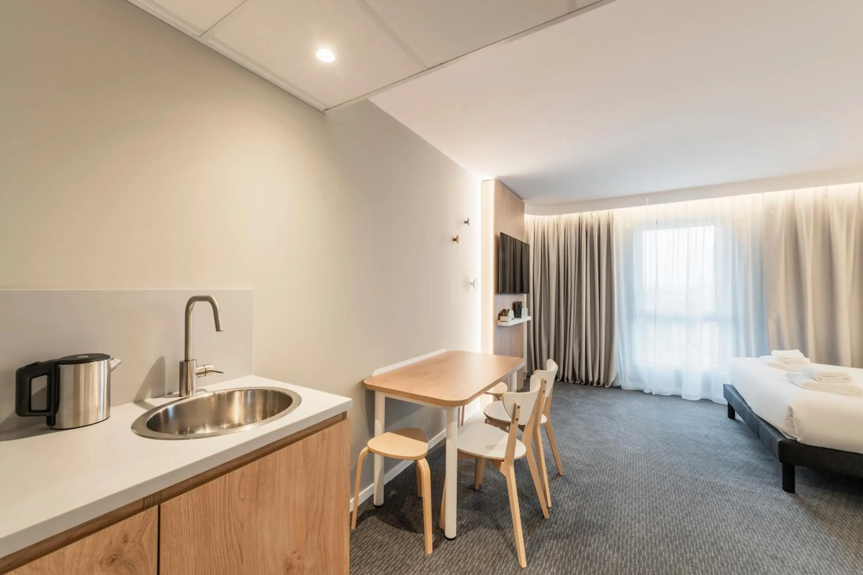 Photo of the whole room, Bed in Holiday Inn Express & Suites Reims - Rives de Vesle by IHG Photo of the whole room, Bed in Holiday Inn Express & Suites Reims - Rives de Vesle by IHG