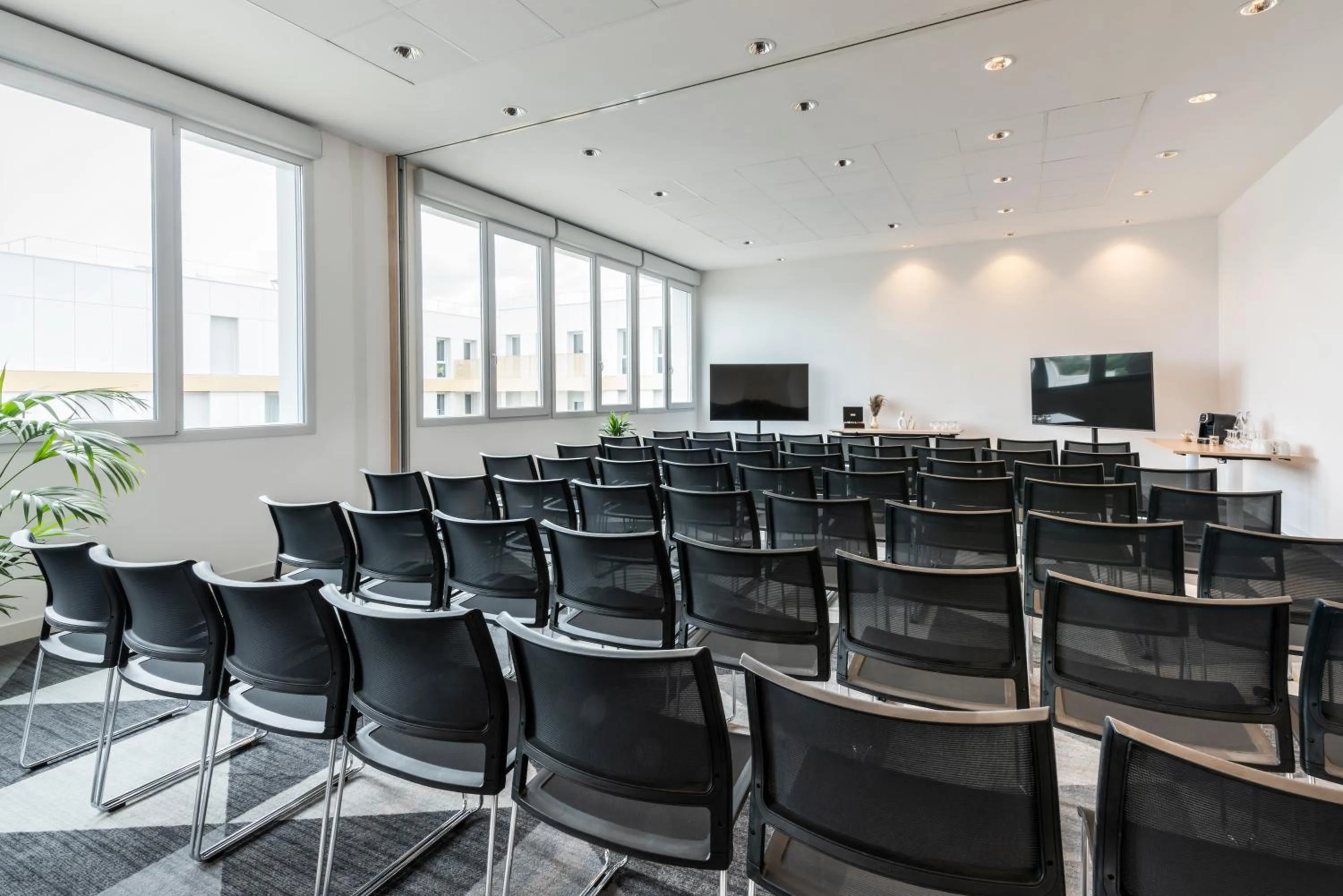 Meeting/conference room in Holiday Inn Express & Suites Reims - Rives de Vesle by IHG