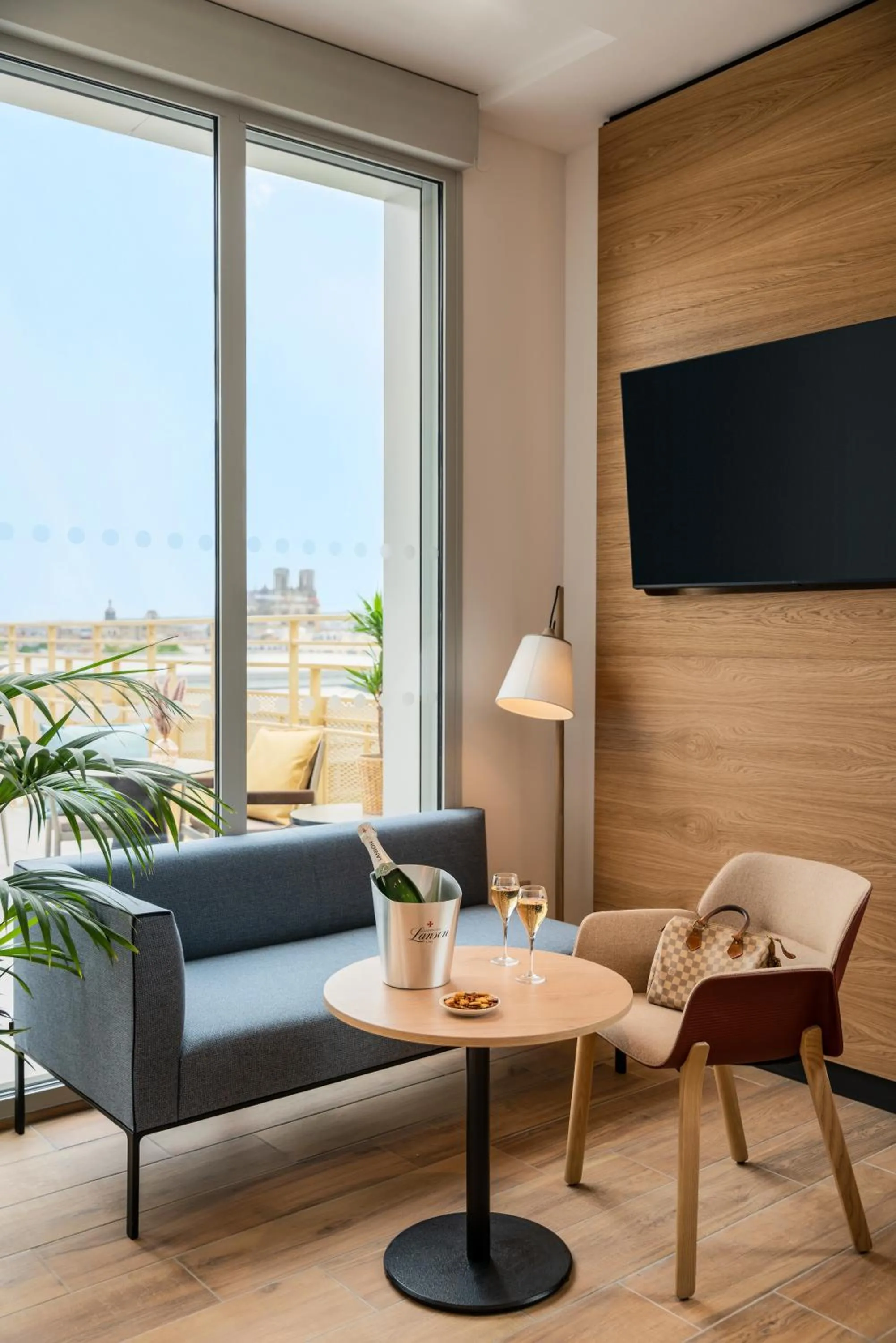 Communal lounge/ TV room in Holiday Inn Express & Suites Reims - Rives de Vesle by IHG