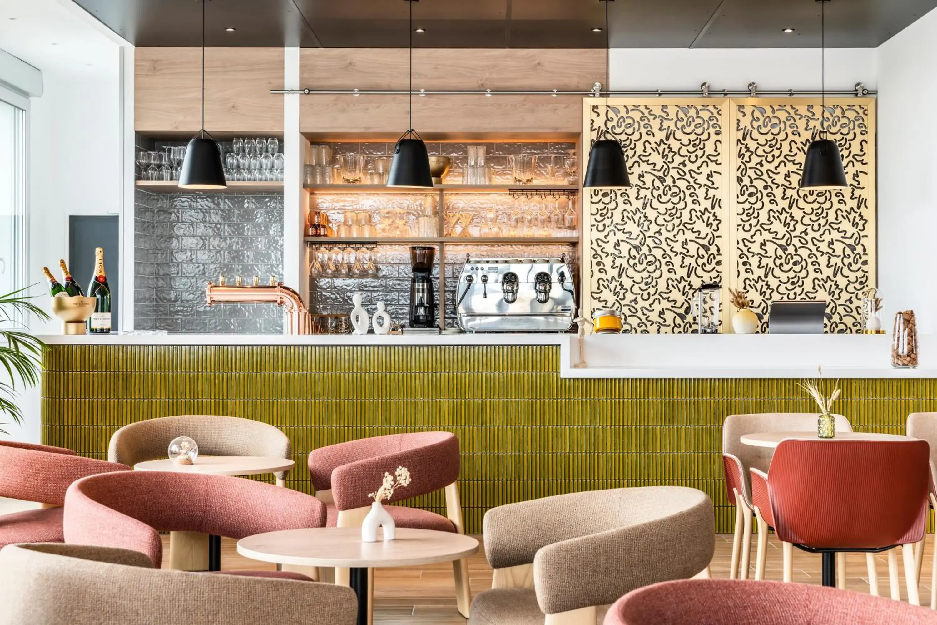Lounge or bar in Holiday Inn Express & Suites Reims - Rives de Vesle by IHG Lounge or bar in Holiday Inn Express & Suites Reims - Rives de Vesle by IHG