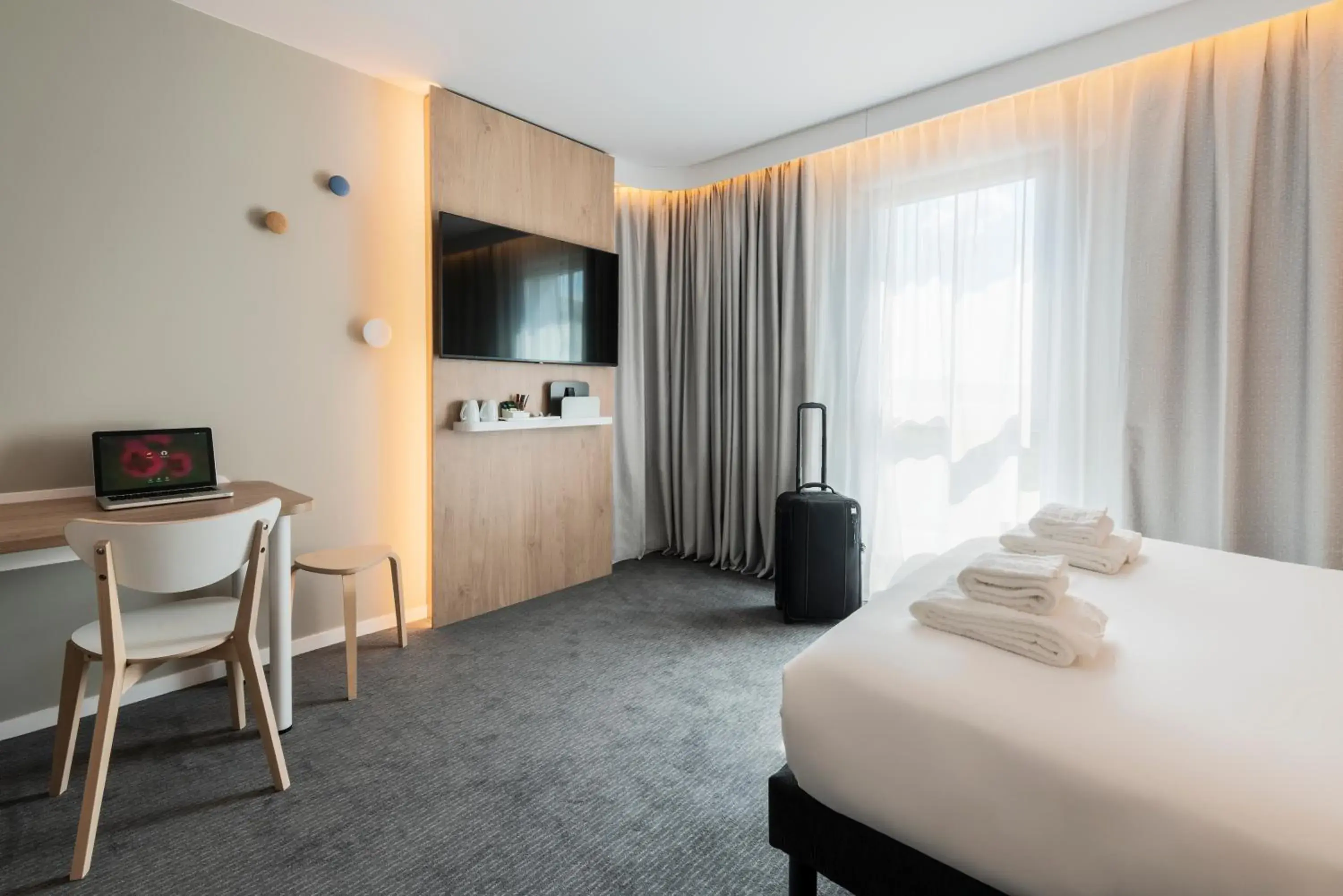 Photo of the whole room, Bed in Holiday Inn Express & Suites Reims - Rives de Vesle by IHG Photo of the whole room, Bed in Holiday Inn Express & Suites Reims - Rives de Vesle by IHG