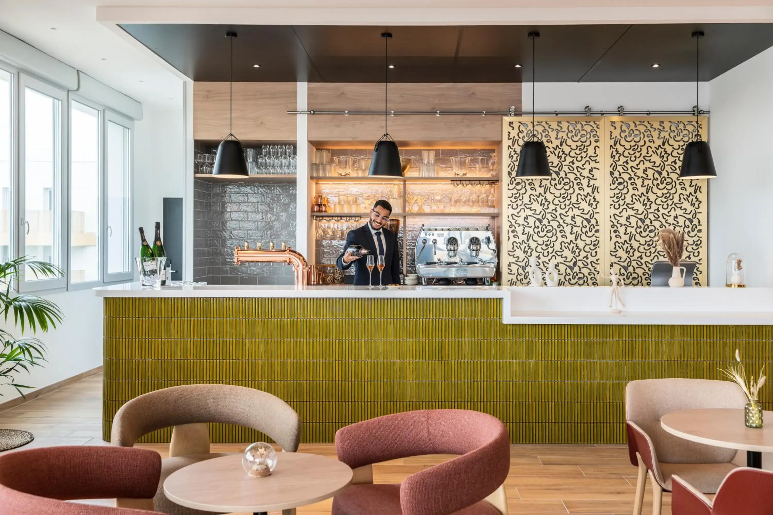 Lounge or bar in Holiday Inn Express & Suites Reims - Rives de Vesle by IHG Lounge or bar in Holiday Inn Express & Suites Reims - Rives de Vesle by IHG