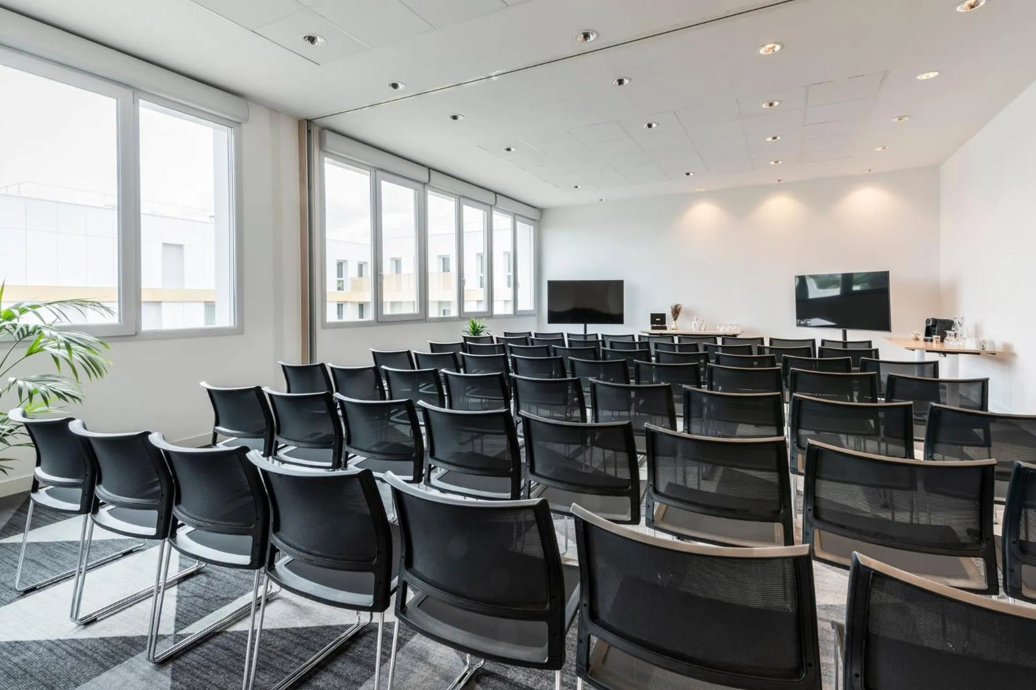 Meeting/conference room in Holiday Inn Express & Suites Reims - Rives de Vesle by IHG