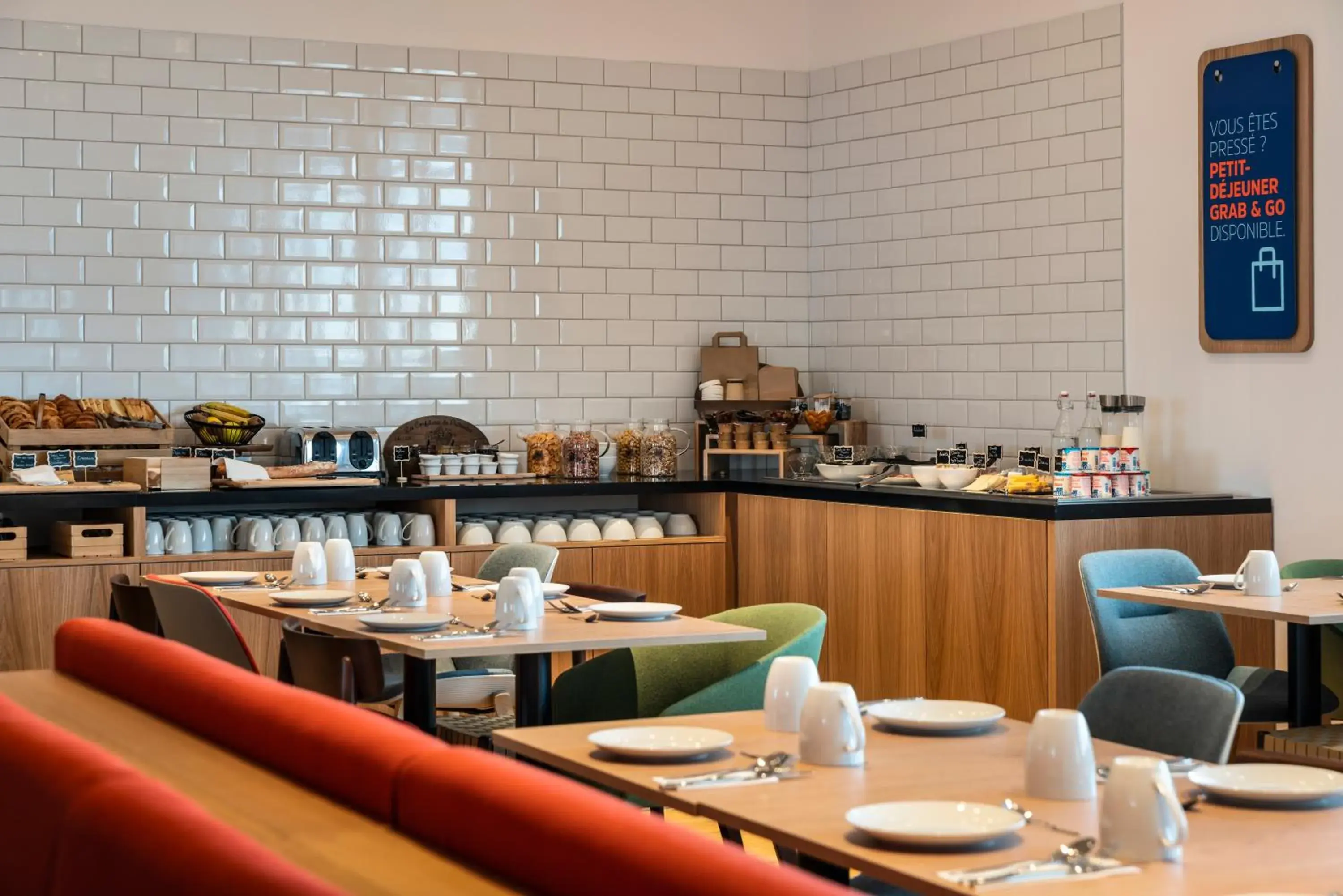 Food and drinks in Holiday Inn Express & Suites Reims - Rives de Vesle by IHG Food and drinks in Holiday Inn Express & Suites Reims - Rives de Vesle by IHG