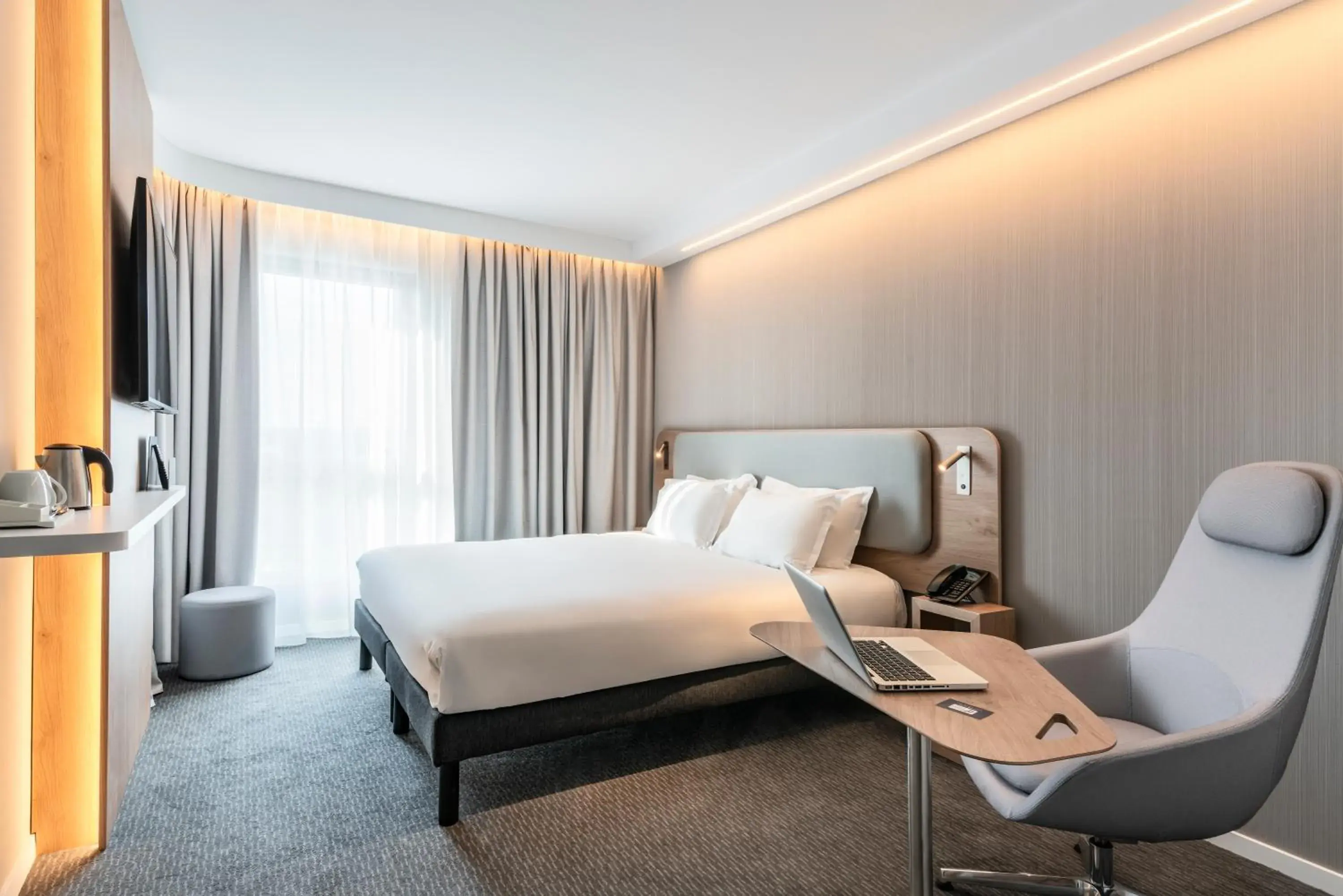 Photo of the whole room, Bed in Holiday Inn Express & Suites Reims - Rives de Vesle by IHG Photo of the whole room, Bed in Holiday Inn Express & Suites Reims - Rives de Vesle by IHG